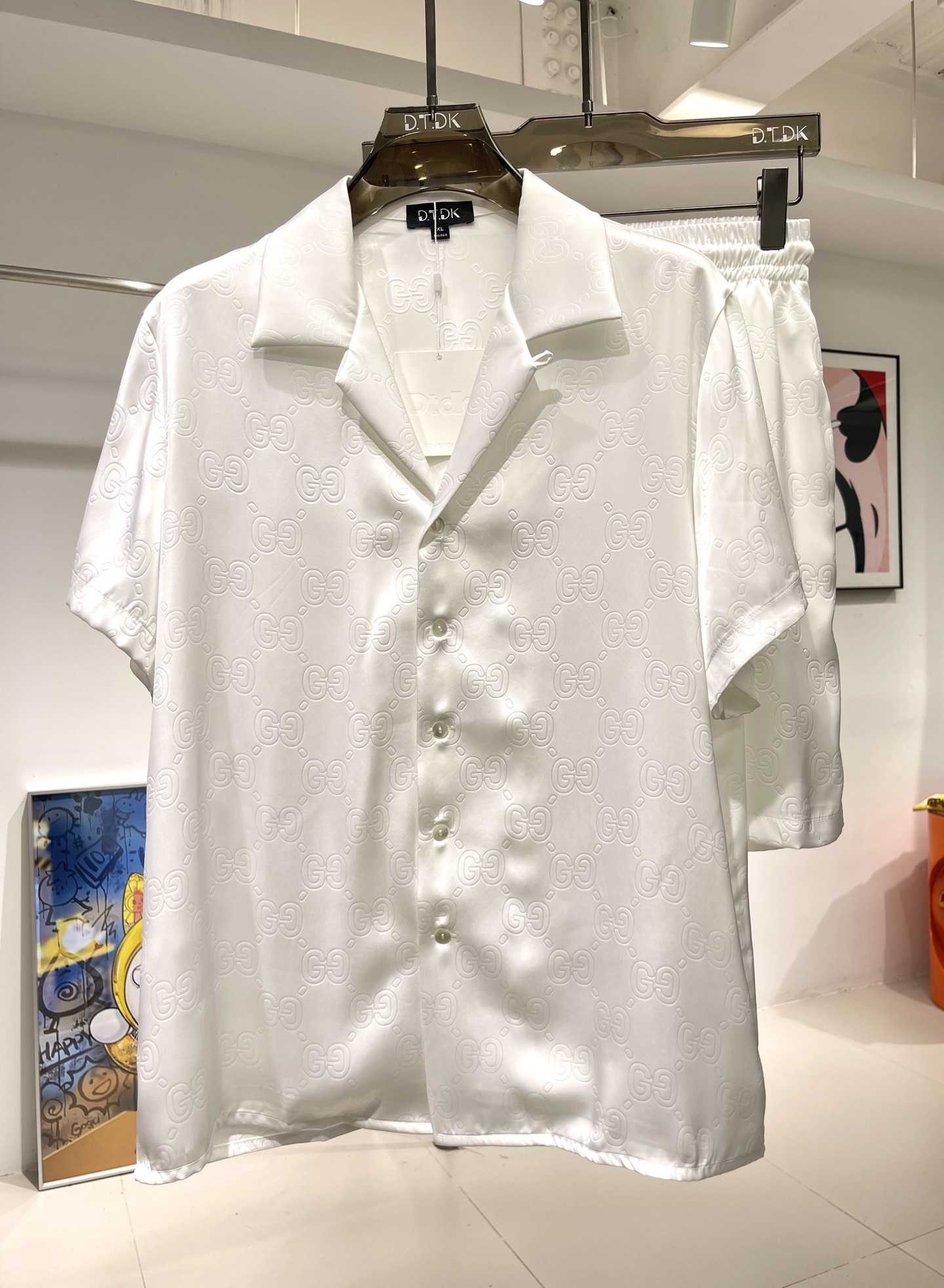 NO:431752,New shirt suit GG embossed rose satin shirt suit plant fiber fabric exclusive customization smooth and skin-friendly feel excellent drooping Real style Loose style Number of sizes M-3XL Maximum wear 260 catties,shirts,alexander wang19860909衬衫套装新款 GG压花 玫瑰贡缎衬衫套装 植物纤维面料 独家定制 手感顺滑亲肤 垂感绝佳 真确版型 宽松版型 码数M-3XL 最大穿260斤,,shirts,alexander wang,Men's clothing