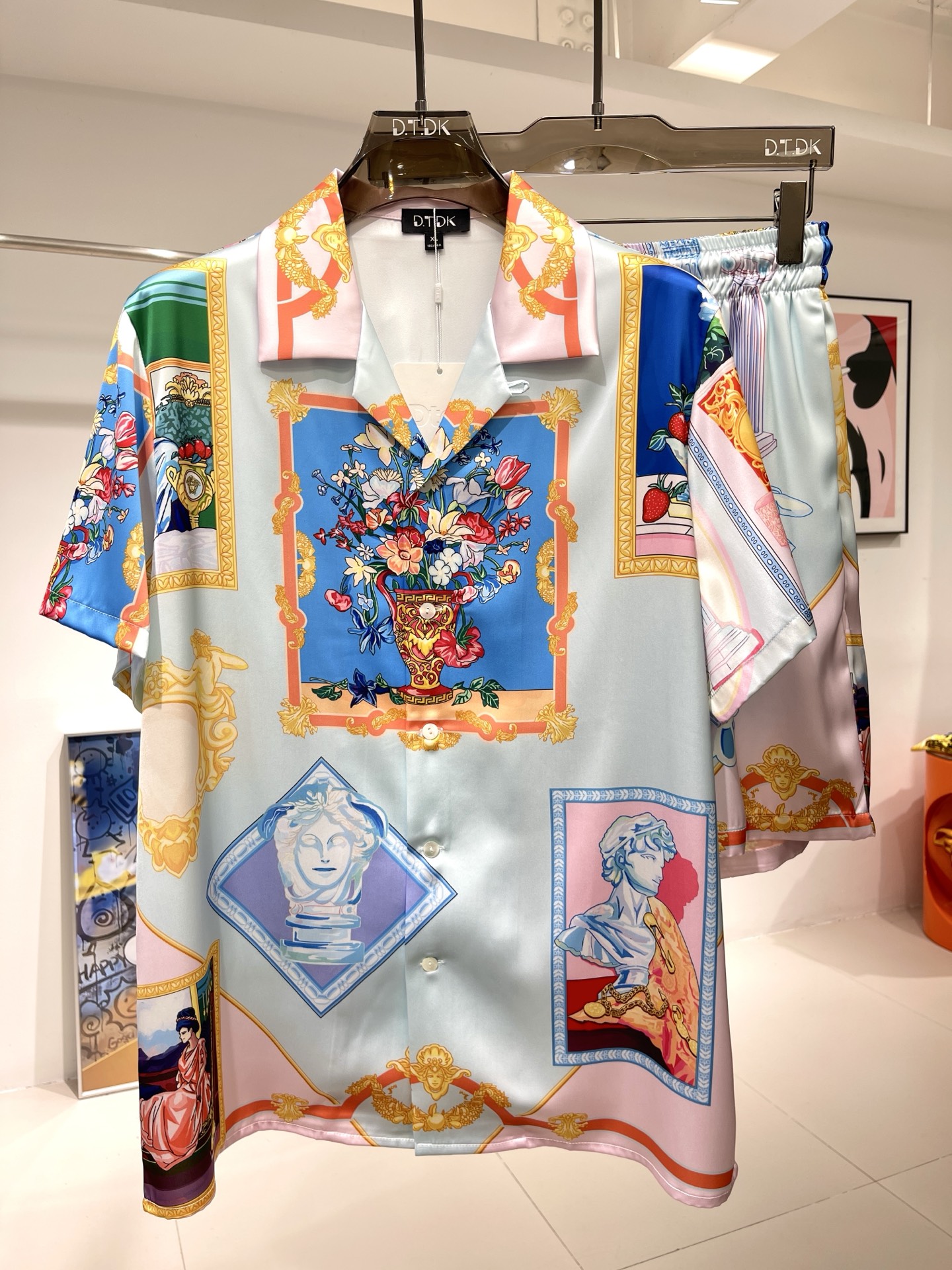 NO:431757,New shirt suits Versace official website synchronization Rose tribute satin shirt suit Plant fiber fabric Exclusive customization Smooth and skin-friendly feel Excellent drape Real style Loose style Number of sizes M-3XL Maximum wear 260 catties, versace,shirts,alexander wang19860909衬衫套装新款 范思哲官网同步 玫瑰贡缎衬衫套装 植物纤维面料 独家定制 手感顺滑亲肤 垂感绝佳 真确版型 宽松版型 码数M-3XL 最大穿260斤,,versace,shirts,alexander wang,Men's clothing