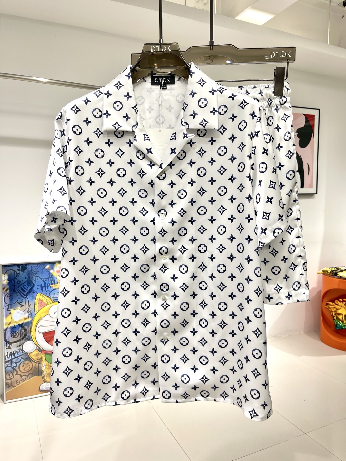 NO:431727,New shirt suit, old-fashioned new colors, rose tribute satin shirt suit, plant fiber fabric, exclusive customization, smooth and skin-friendly, excellent drooping, true style, loose style, size M-3XL, maximum wear 260 catties,shirts,alexander wang19860909衬衫套装新款 老花新色 玫瑰贡缎衬衫套装 植物纤维面料 独家定制 手感顺滑亲肤 垂感绝佳 真确版型 宽松版型 码数M-3XL 最大穿260斤,,shirts,alexander wang,Men's clothing