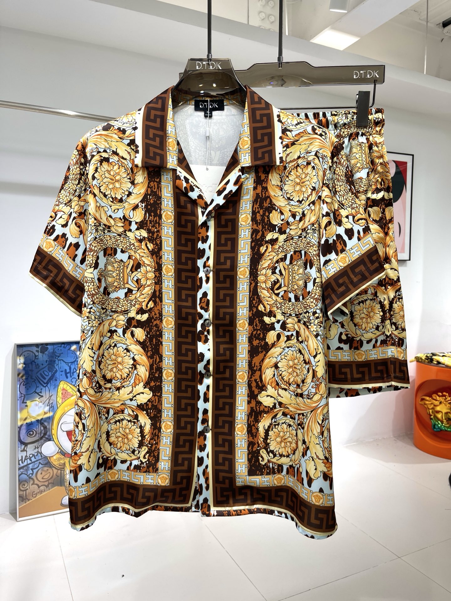 NO:431731,New shirt suit Vasa Leopard dots Rose Satin shirt suit Plant fiber fabric Exclusive customization Smooth and skin-friendly, excellent drooping Real style Loose style Number of sizes M-3XL Maximum wear 260 catties, versace,shirts,alexander wang19860909衬衫套装新款 瓦萨豹点 玫瑰贡缎衬衫套装 植物纤维面料 独家定制 手感顺滑亲肤 垂感绝佳 真确版型 宽松版型 码数M-3XL 最大穿260斤,,versace,shirts,alexander wang,Men's clothing