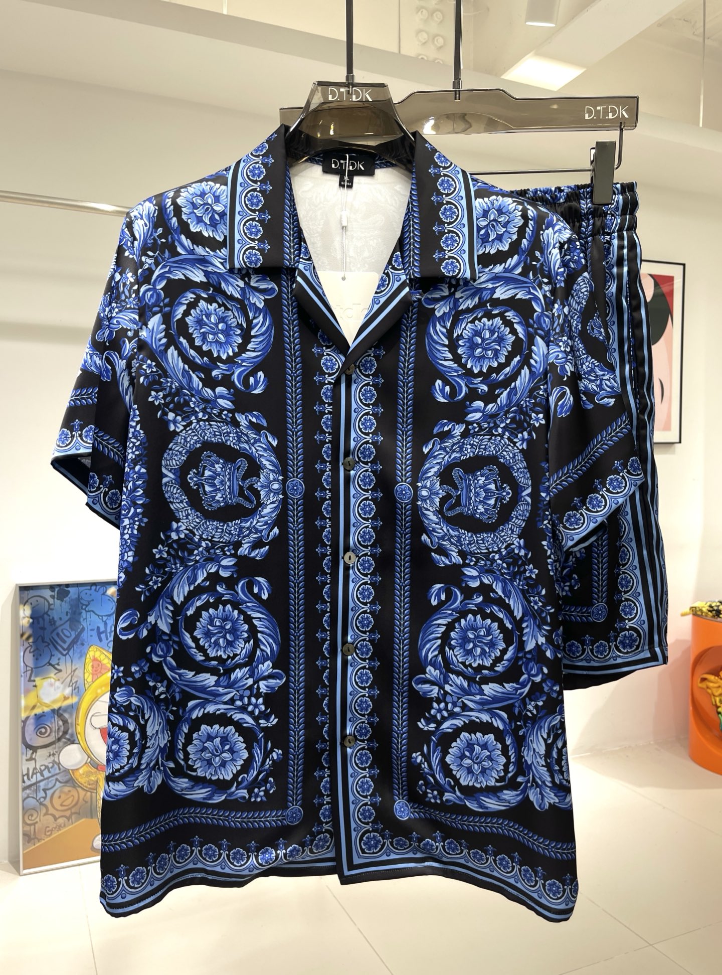 NO:431735,New shirt suit Vasa Iris Rose Satin shirt suit Plant fiber fabric Exclusive customization Smooth and skin-friendly, excellent drooping Real style Loose style Number of sizes M-3XL Maximum wear 260 catties, versace,shirts,alexander wang19860909衬衫套装新款 瓦萨鸢尾花 玫瑰贡缎衬衫套装 植物纤维面料 独家定制 手感顺滑亲肤 垂感绝佳 真确版型 宽松版型 码数M-3XL 最大穿260斤,,versace,shirts,alexander wang,Men's clothing