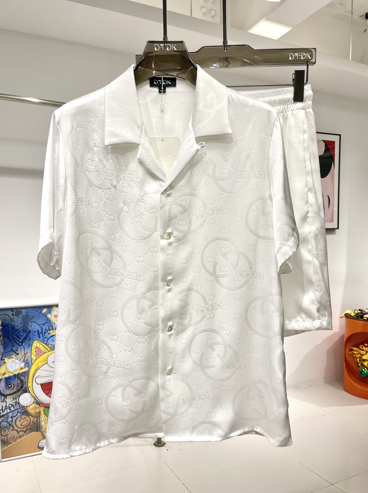 NO:431741,New shirt suits, Gujia embossed rose tribute satin shirt suit, plant fiber fabric, exclusive customization, smooth and skin-friendly, excellent drooping, true style, loose style, size M-3XL, maximum wear 260 catties, gucci,shirts,alexander wang19860909衬衫套装新款 古家压花 玫瑰贡缎衬衫套装 植物纤维面料 独家定制 手感顺滑亲肤 垂感绝佳 真确版型 宽松版型 码数M-3XL 最大穿260斤,,gucci,shirts,alexander wang,Men's clothing