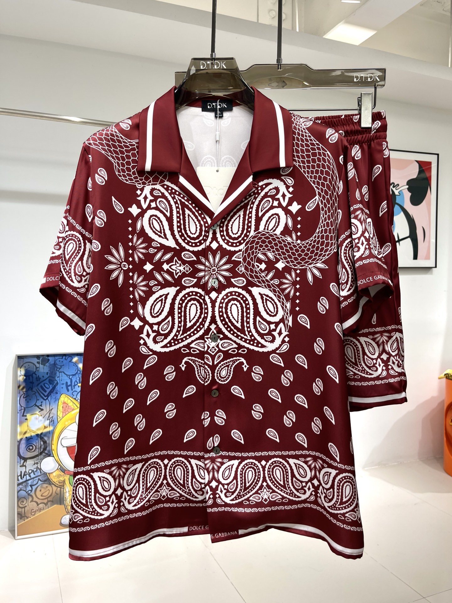 NO:431746,New shirt suits, Dolce & Gabbana Snake Year Limited Rose Satin Shirt Set, Plant fiber fabric, Exclusive customization, smooth and skin-friendly, excellent drooping, true style, loose style, number of sizes, M-3XL, maximum wear 260 catties, Dolce & Gabbana, Shirts, alexander wang19860909衬衫套装新款 杜嘉蛇年限定 玫瑰贡缎衬衫套装 植物纤维面料 独家定制 手感顺滑亲肤 垂感绝佳 真确版型 宽松版型 码数M-3XL 最大穿260斤,,Dolce&Gabbana,shirts,alexander wang,Men's clothing