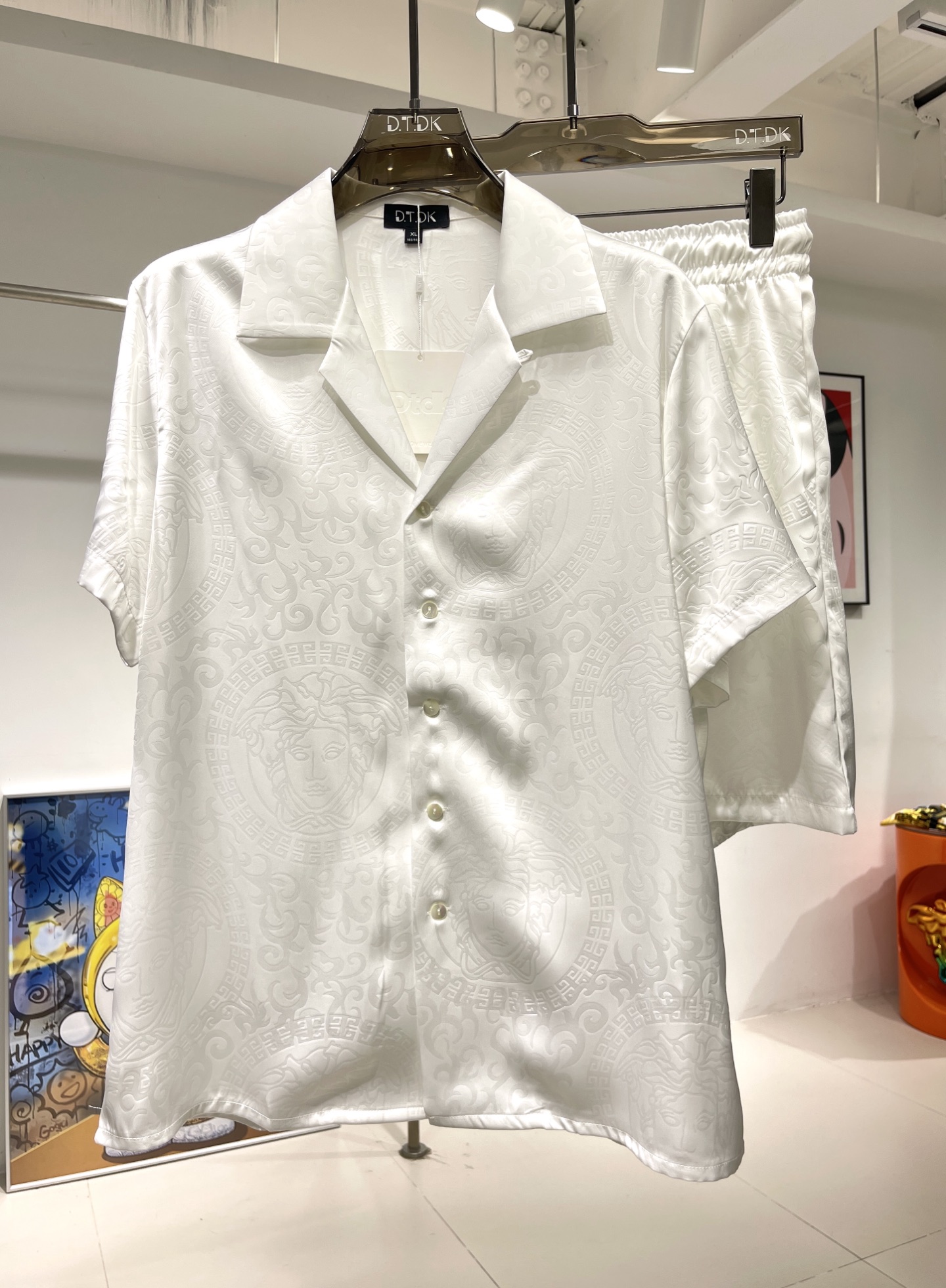 NO:595912,New shirt suit Versace rose satin shirt suit. Plant fiber fabric. Exclusively customized. Smooth and skin-friendly. Excellent drape. True fit. Loose fit. Size: M-3XL. Maximum wearing capacity is 260 catties.,versace,shirts,alexander wang19860909衬衫套装新款 范思哲 玫瑰贡缎衬衫套装 植物纤维面料 独家定制 手感顺滑亲肤 垂感绝佳 真确版型 宽松版型 码数M-3XL 最大穿260斤,,versace,shirts,alexander wang,Men's clothing