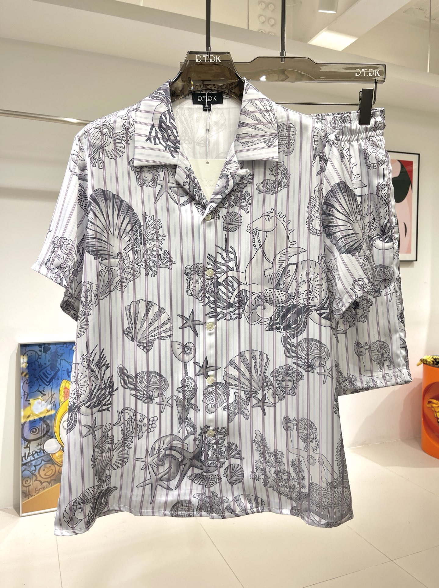 NO:595925,New shirt suit Versace Ocean Series Rose Satin Shirt Suit Plant fiber fabric Exclusive customization Smooth and skin-friendly Great drape True fit Loose fit Size M-3XL Maximum wear 260 pounds,,versace,shirts,alexander wang19860909衬衫套装新款 范思哲海洋系列 玫瑰贡缎衬衫套装 植物纤维面料 独家定制 手感顺滑亲肤 垂感绝佳 真确版型 宽松版型 码数M-3XL 最大穿260斤,,versace,shirts,alexander wang,Men's clothing