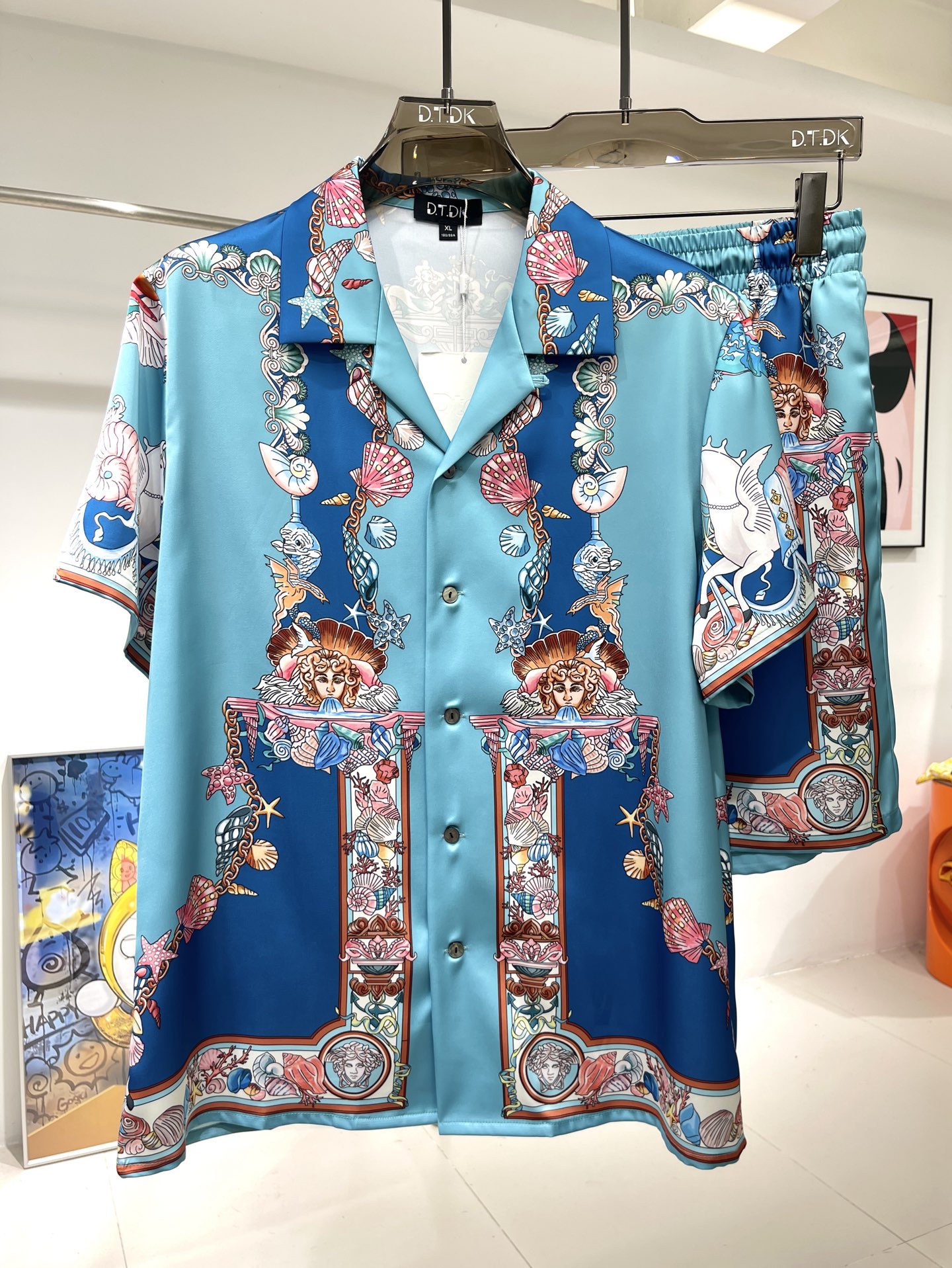 NO:595937,New shirt suit Versace Ocean Series Rose Satin Shirt Suit Plant fiber fabric Exclusive customization Smooth and skin-friendly Great drape True fit Loose fit Size M-3XL Maximum wearing capacity is 260 pounds,,versace,shirts,alexander wang19860909衬衫套装新款 范思哲海洋系列 玫瑰贡缎衬衫套装 植物纤维面料 独家定制 手感顺滑亲肤 垂感绝佳 真确版型 宽松版型 码数M-3XL 最大穿260斤,,versace,shirts,alexander wang,Men's clothing