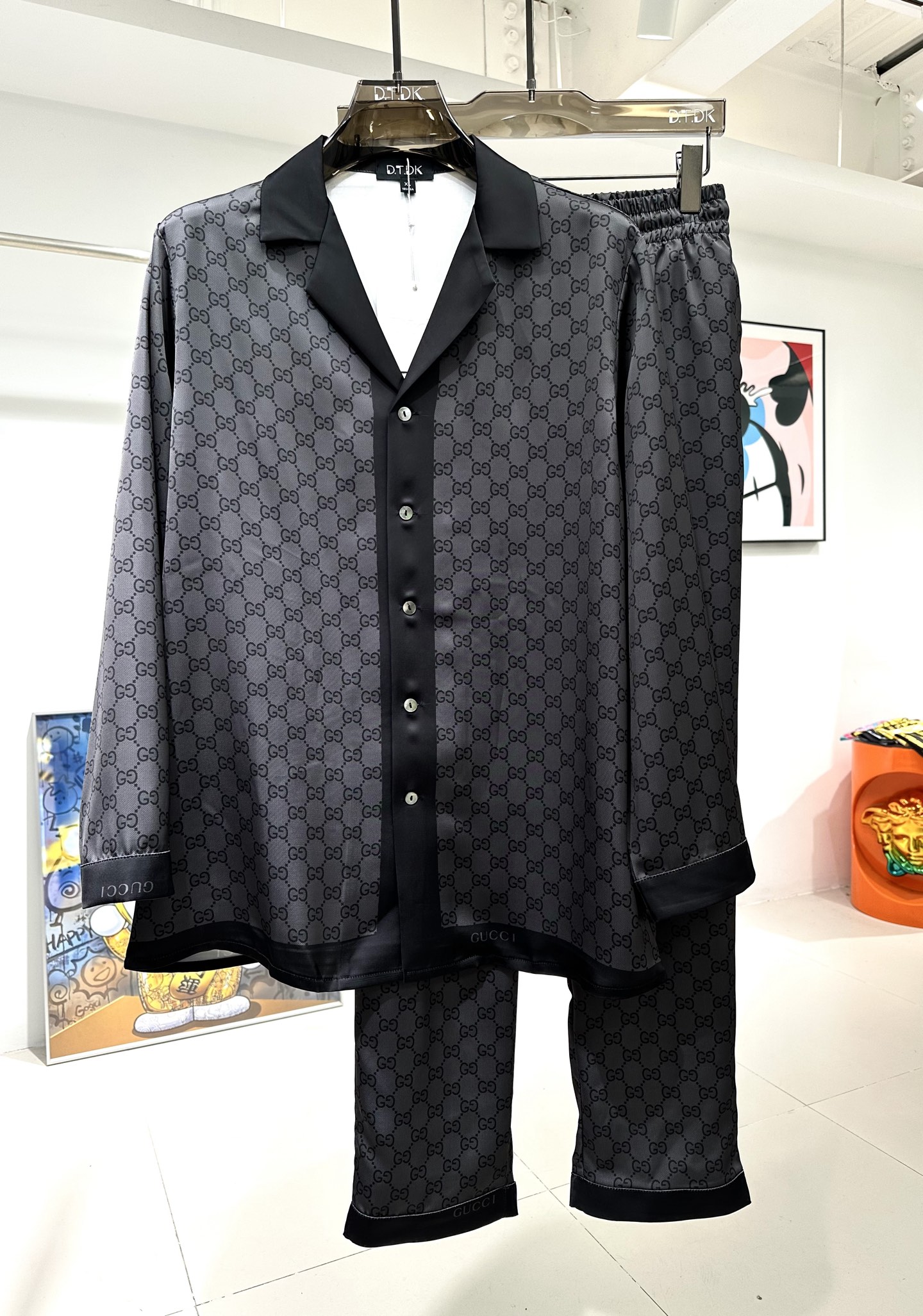 NO:595903,New long-sleeved suit G's classic rose satin shirt suit Plant fiber fabric Exclusive customization Smooth and skin-friendly Great drape True fit Loose fit Size M-3XL Maximum wear 240 pounds,,gucci,shirts,alexander wang19860909长袖套装新款 G家经典 玫瑰贡缎衬衫套装 植物纤维面料 独家定制 手感顺滑亲肤 垂感绝佳 真确版型 宽松版型 码数M-3XL 最大穿240斤,,gucci,shirts,alexander wang,Men's clothing