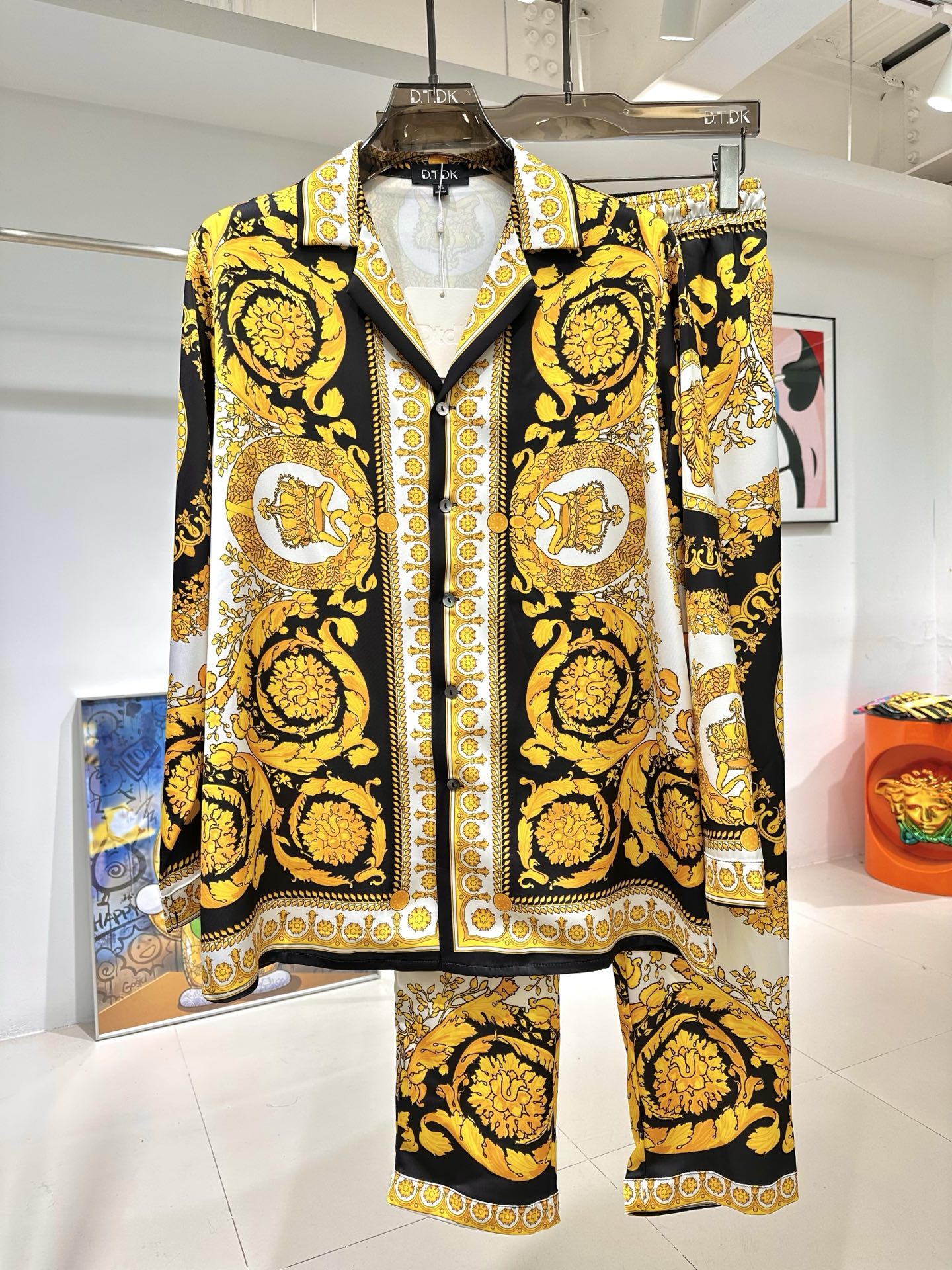 NO:595907,New long-sleeved suit, Fanjia Iris Rose Satin Shirt Suit, Plant fiber fabric, Exclusively customized, Smooth and skin-friendly, Excellent drape, True fit, Loose fit, Size M-3XL, Maximum wearing capacity is 240 catties,,shirts,alexander wang19860909长袖套装新款 范家鸢尾花 玫瑰贡缎衬衫套装 植物纤维面料 独家定制 手感顺滑亲肤 垂感绝佳 真确版型 宽松版型 码数M-3XL 最大穿240斤,,shirts,alexander wang,Men's clothing