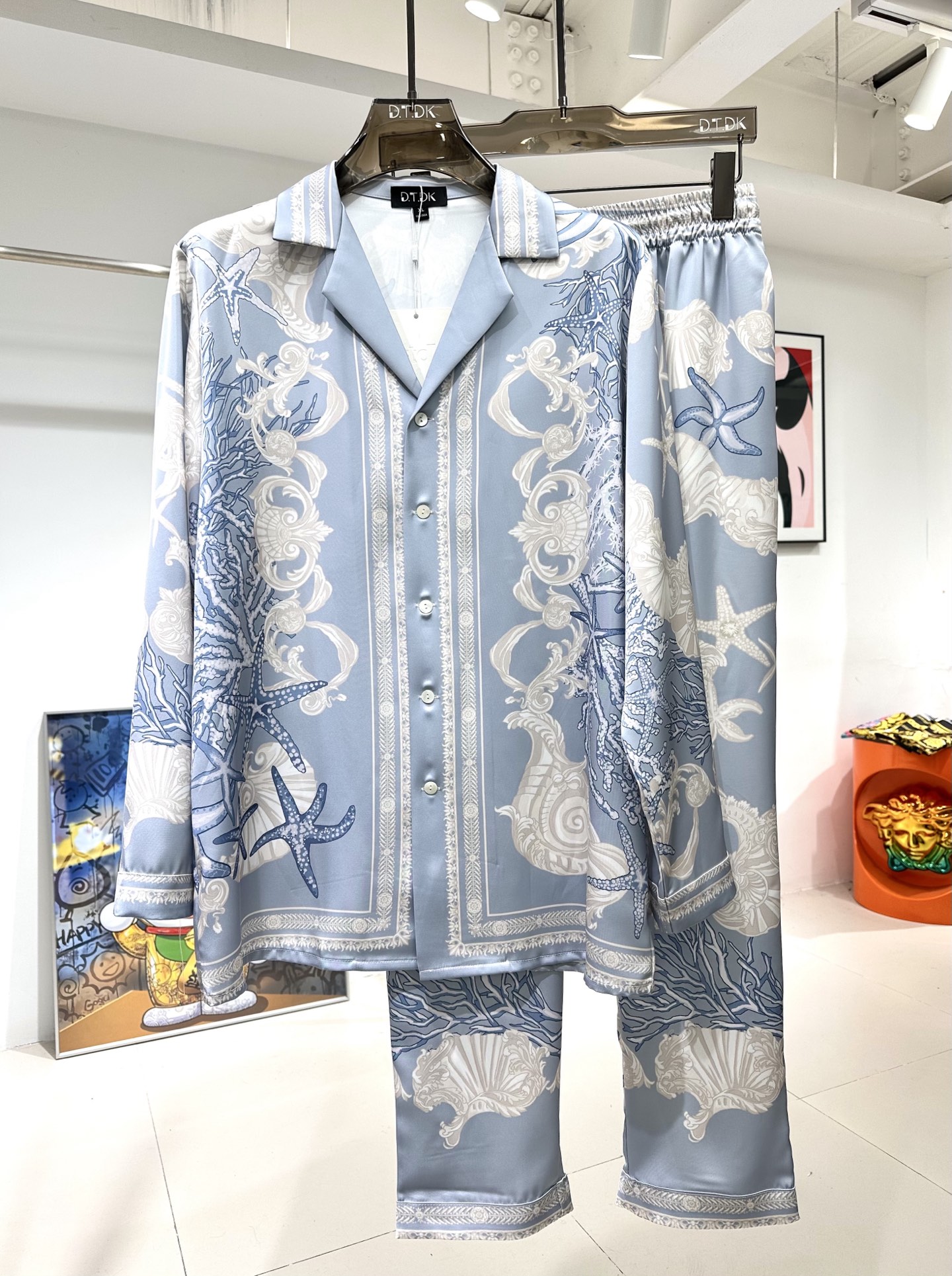 NO:595896,New style of long-sleeved suit. Fanjiahai Rose Satin Shirt Suit. Plant fiber fabric. Exclusively customized. Smooth and skin-friendly. Excellent drape. True fit. Loose fit. Size: M-3XL. Maximum wearing capacity is 240 pounds. Shirts, alexander wang19860909长袖套装新款 范家海洋 玫瑰贡缎衬衫套装 植物纤维面料 独家定制 手感顺滑亲肤 垂感绝佳 真确版型 宽松版型 码数M-3XL 最大穿240斤,,shirts,alexander wang,Men's clothing