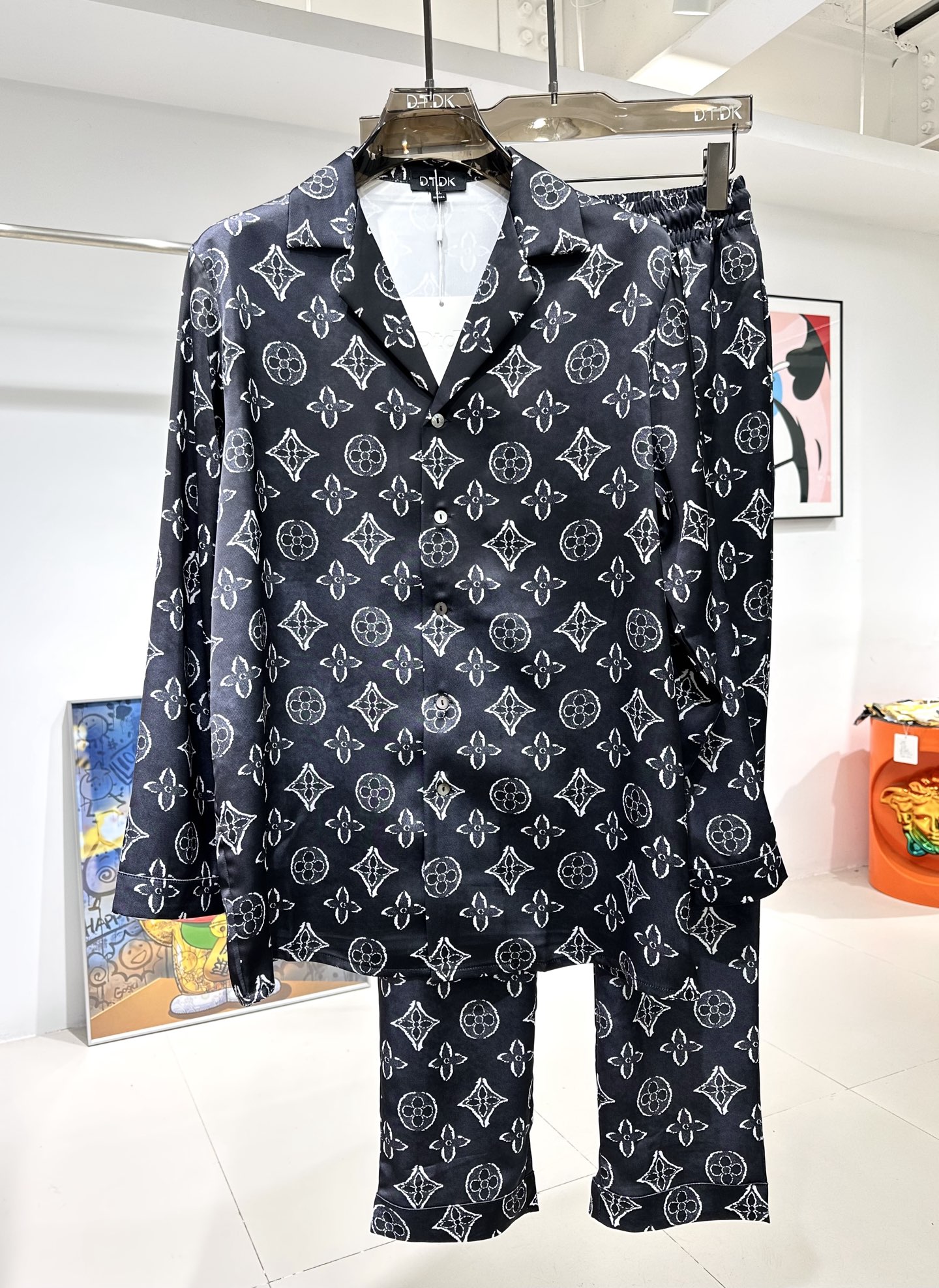 NO:595898,New long-sleeved suit 1V presbyopic rose satin shirt suit Plant fiber fabric Exclusively customized Smooth and skin-friendly feel Excellent drape True version Loose version Size M-3XL Maximum wear 240 pounds, shirts, alexander wang19860909长袖套装新款 1V老花 玫瑰贡缎衬衫套装 植物纤维面料 独家定制 手感顺滑亲肤 垂感绝佳 真确版型 宽松版型 码数M-3XL 最大穿240斤,,shirts,alexander wang,Men's clothing