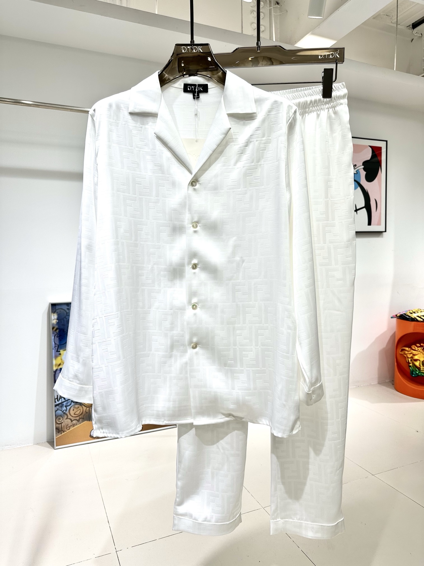 NO:595900,New style of long-sleeved suit with FF letters. Rose satin shirt suit. Plant fiber fabric. Exclusively customized. Smooth and skin-friendly. Excellent drape. True fit. Loose fit. Size: M-3XL. Maximum wear: 240 catties., shirts, alexander wang19860909长袖套装新款 FF字母 玫瑰贡缎衬衫套装 植物纤维面料 独家定制 手感顺滑亲肤 垂感绝佳 真确版型 宽松版型 码数M-3XL 最大穿240斤,,shirts,alexander wang,Men's clothing