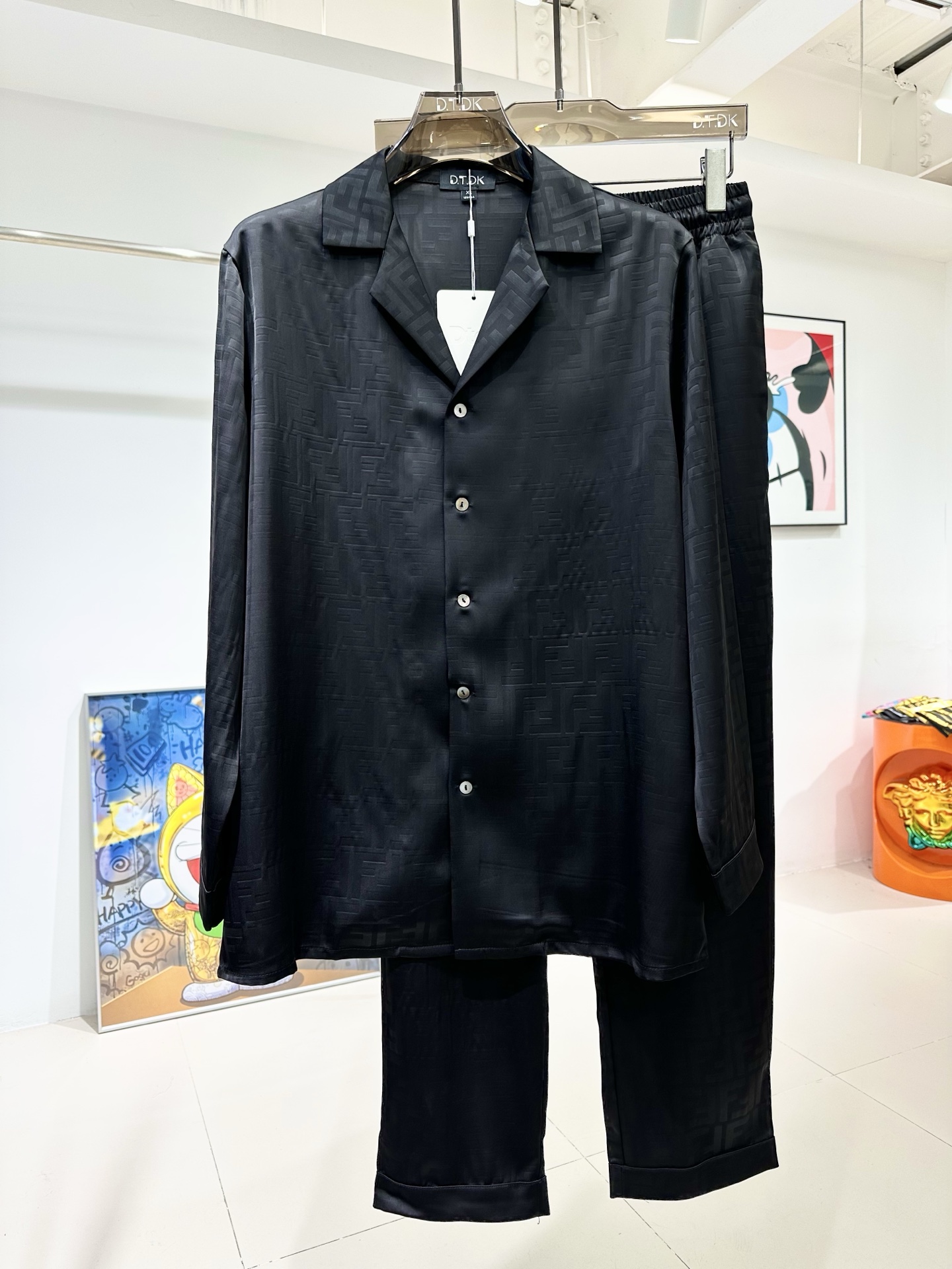 NO:595902,New type of long-sleeved suit with letter F. Rose satin shirt suit. Plant fiber fabric. Exclusively customized. Smooth and skin-friendly. Excellent drape. True fit. Loose fit. Size: M-3XL. Maximum wearing capacity is 240 pounds. Shirts, alexander wang19860909长袖套装新款 F字母 玫瑰贡缎衬衫套装 植物纤维面料 独家定制 手感顺滑亲肤 垂感绝佳 真确版型 宽松版型 码数M-3XL 最大穿240斤,,shirts,alexander wang,Men's clothing