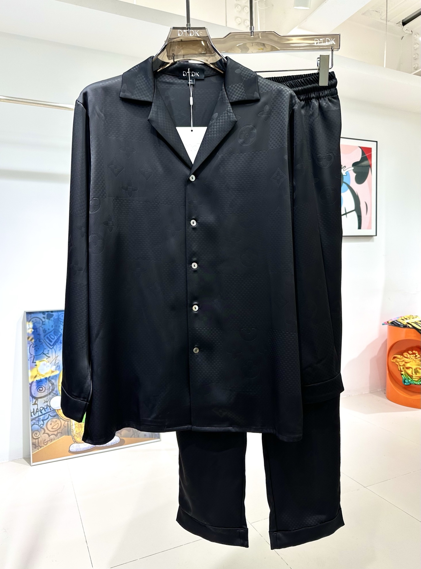NO:595904,New long-sleeved suit 1V checkerboard rose satin shirt suit Plant fiber fabric Exclusive customization Smooth and skin-friendly Great drape True fit Loose fit Size M-3XL Maximum wear 240 pounds, shirts, alexander wang19860909长袖套装新款 1V棋盘格 玫瑰贡缎衬衫套装 植物纤维面料 独家定制 手感顺滑亲肤 垂感绝佳 真确版型 宽松版型 码数M-3XL 最大穿240斤,,shirts,alexander wang,Men's clothing