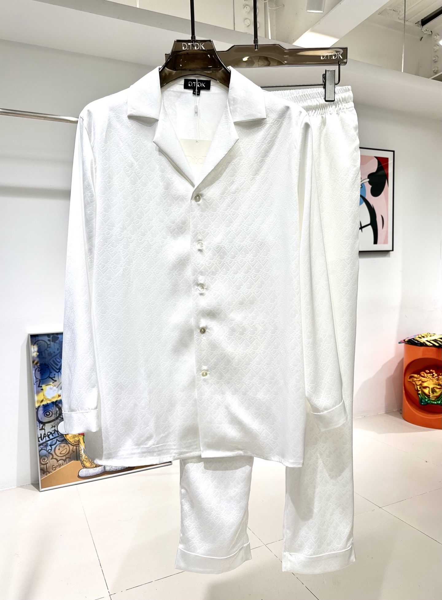 NO:595906,New long-sleeved suit with D letter embossed rose satin shirt suit. Plant fiber fabric. Exclusively customized. Smooth and skin-friendly. Excellent drape. True fit. Loose fit. Size: M-3XL. Maximum wearing capacity is 240 catties.,shirts,alexander wang19860909长袖套装新款 D字母压花 玫瑰贡缎衬衫套装 植物纤维面料 独家定制 手感顺滑亲肤 垂感绝佳 真确版型 宽松版型 码数M-3XL 最大穿240斤,,shirts,alexander wang,Men's clothing