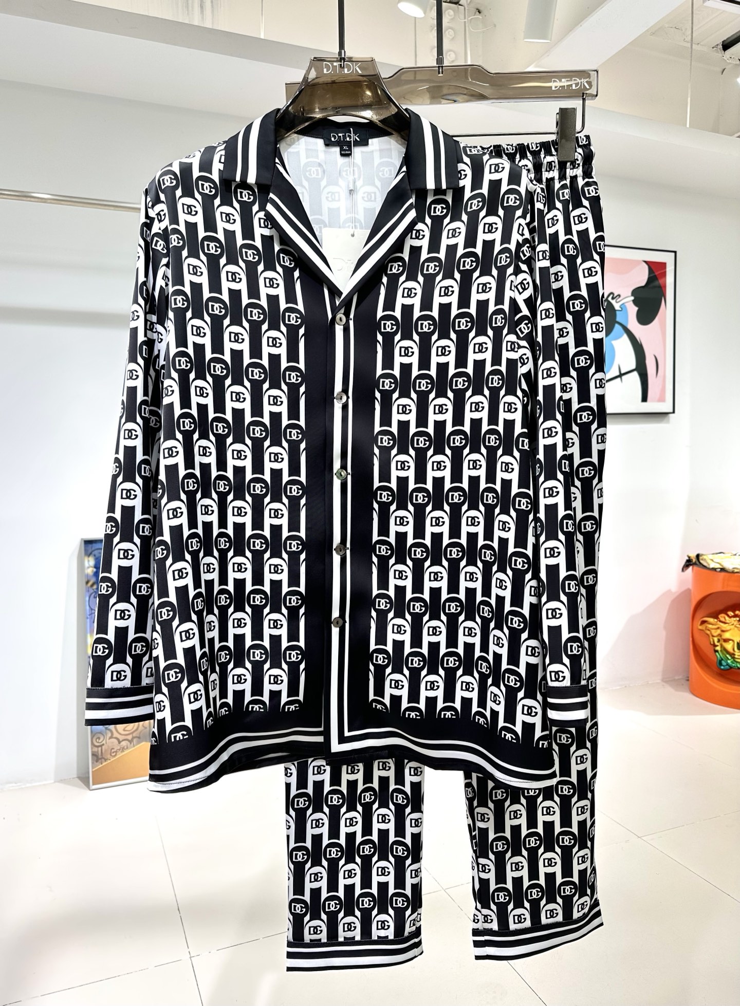 NO:595910,New long-sleeved suit, Dolce & Gabbana letters, rose satin shirt suit, plant fiber fabric, exclusively customized, smooth and skin-friendly, excellent drape, true fit, loose fit, size M-3XL, maximum wear 240 pounds,,Dolce&Gabbana,shirts,alexander wang19860909长袖套装新款 杜嘉字母 玫瑰贡缎衬衫套装 植物纤维面料 独家定制 手感顺滑亲肤 垂感绝佳 真确版型 宽松版型 码数M-3XL 最大穿240斤,,Dolce&Gabbana,shirts,alexander wang,Men's clothing