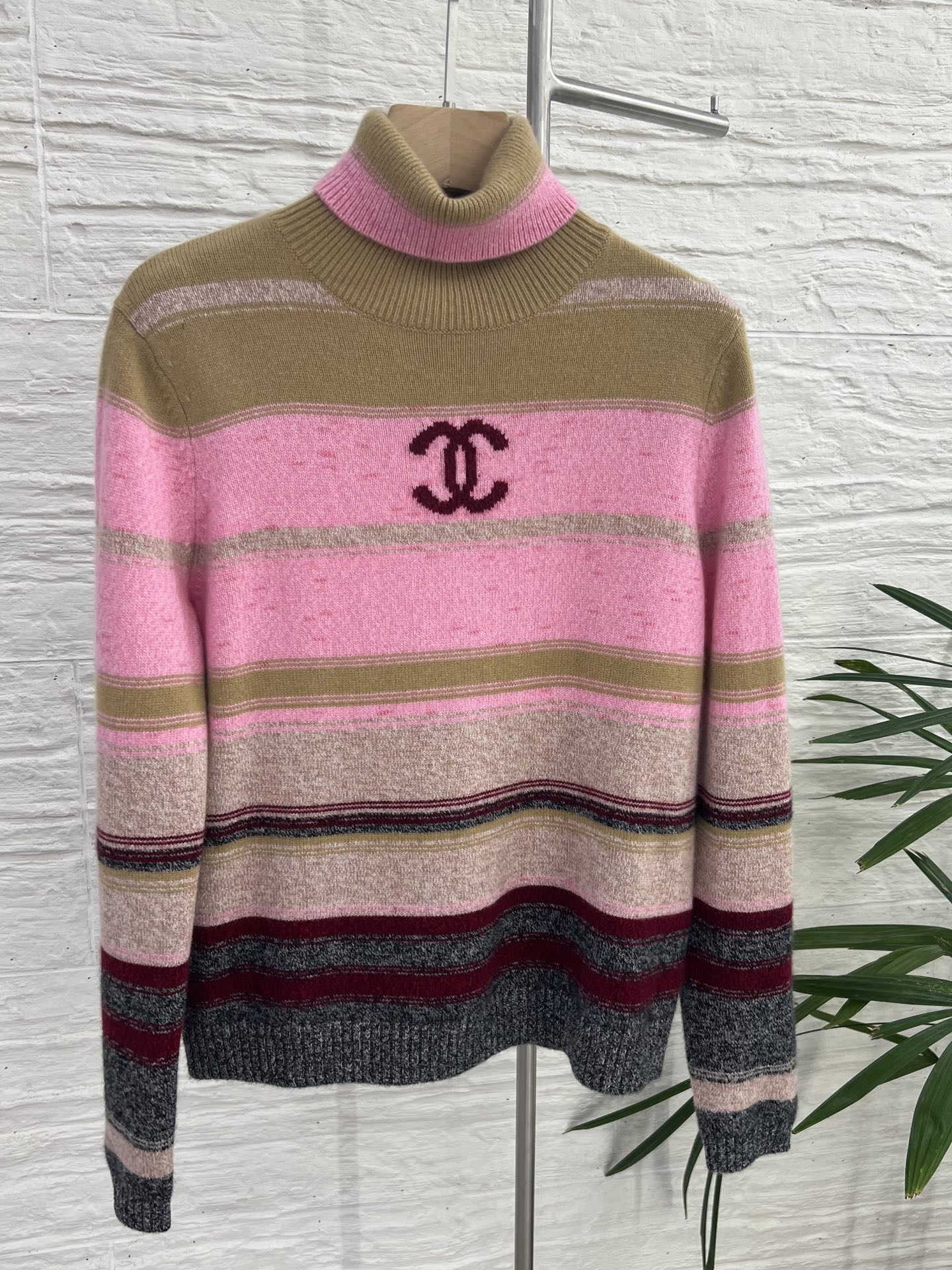 Chanel Kasjmier Trui met Hoge Kraag - Roze, Gestreept, Nieuw Model 2025