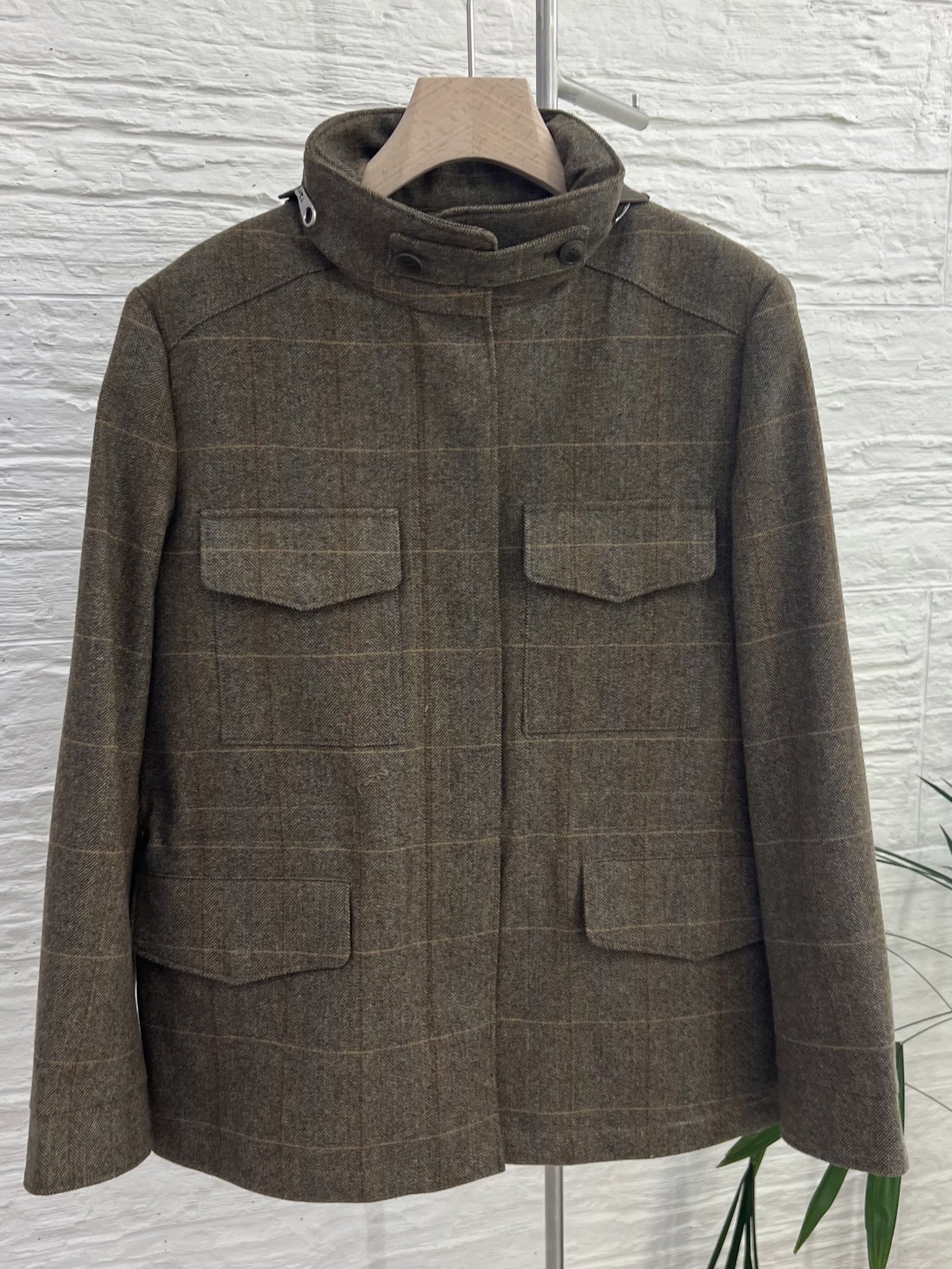 Elegante Chaqueta de Lana con Capucha en Verde Tundra, Colección 2025