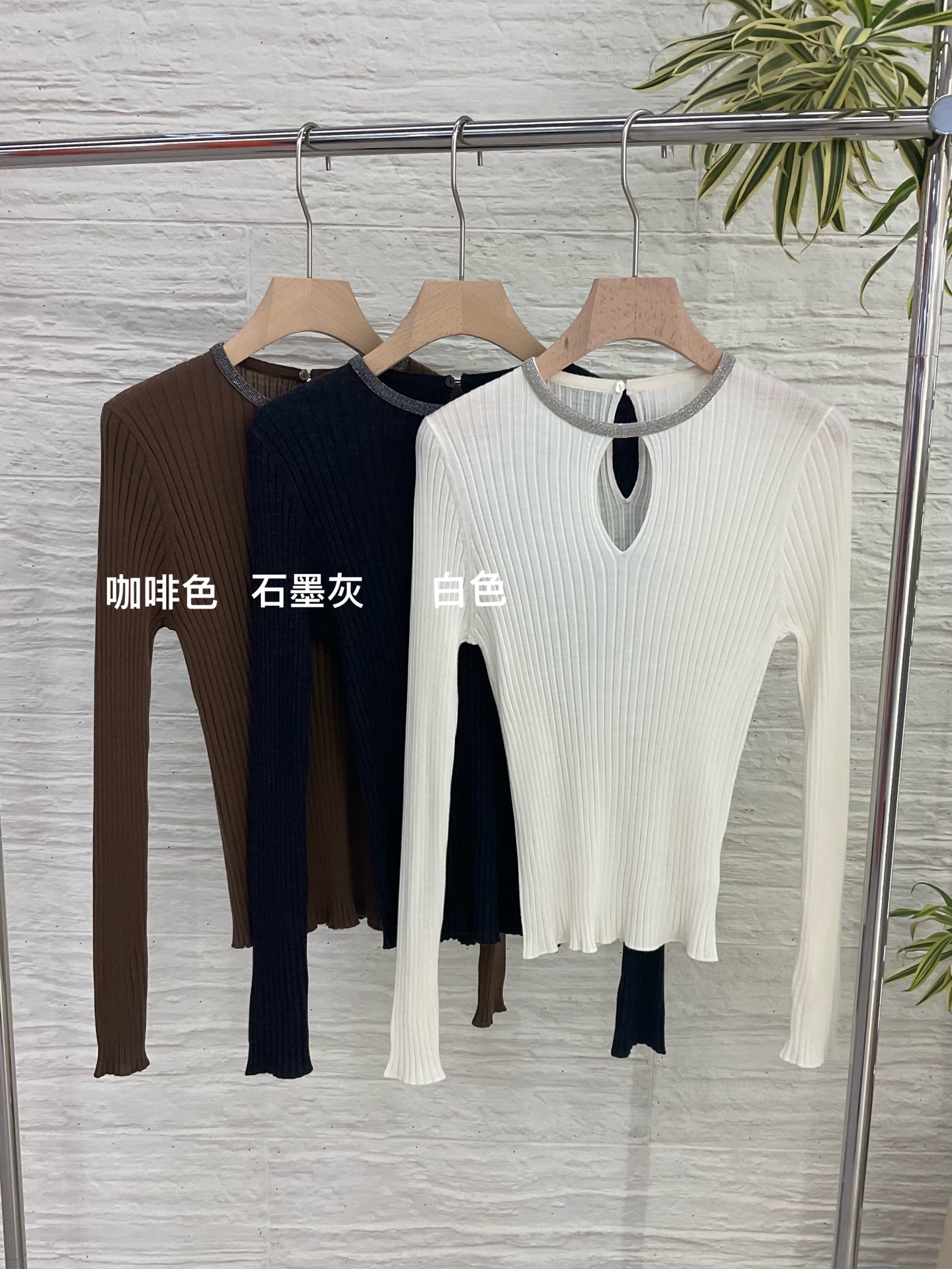Élégant pull en laine à col rond avec détail de chaîne pour femme.