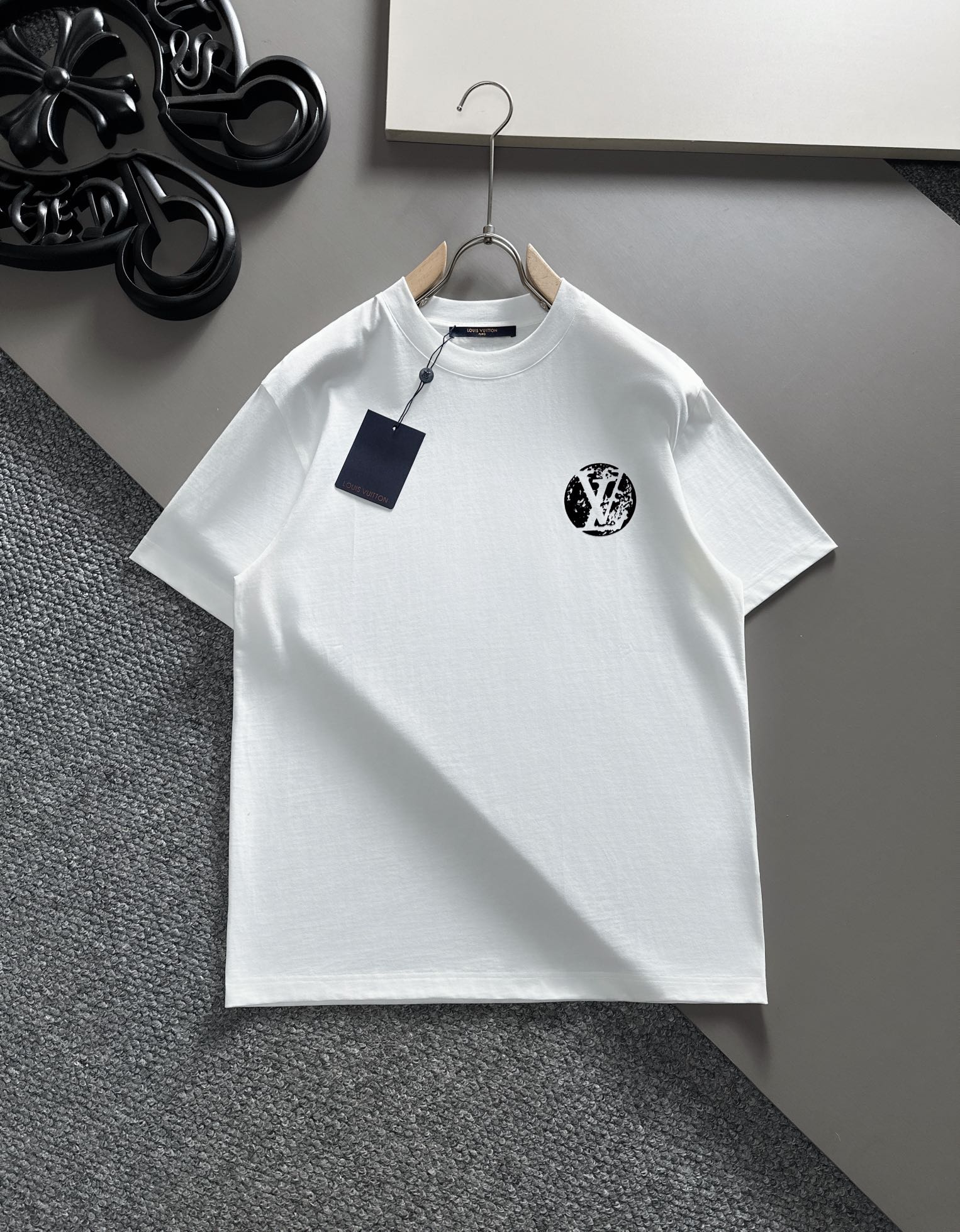Pzedqe LV 2024Ss最新款短袖T恤，原标 定制面料，手感柔软，穿着舒适，做工精细.上身效果无敌帅气， 码数 S-2xl