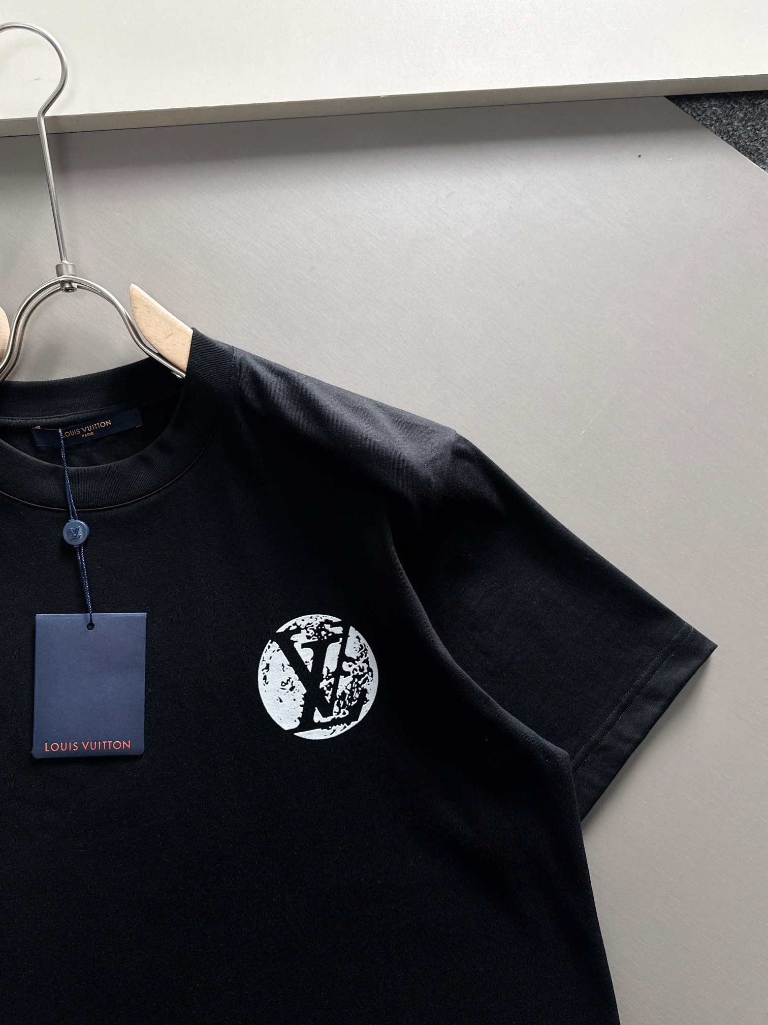 LV2024Ss最新款短袖T恤原标定制面料手感柔软穿着舒适做工精细.上身效果无敌帅气码数S-2xl