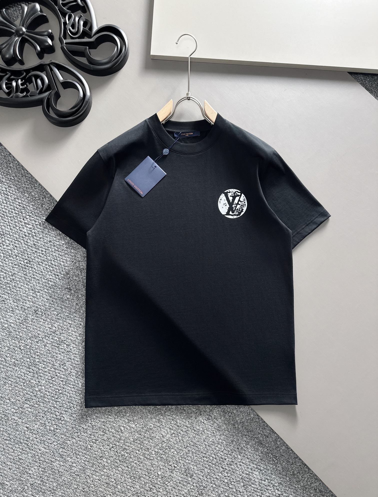 LV2024Ss最新款短袖T恤原标定制面料手感柔软穿着舒适做工精细.上身效果无敌帅气码数S-2xl