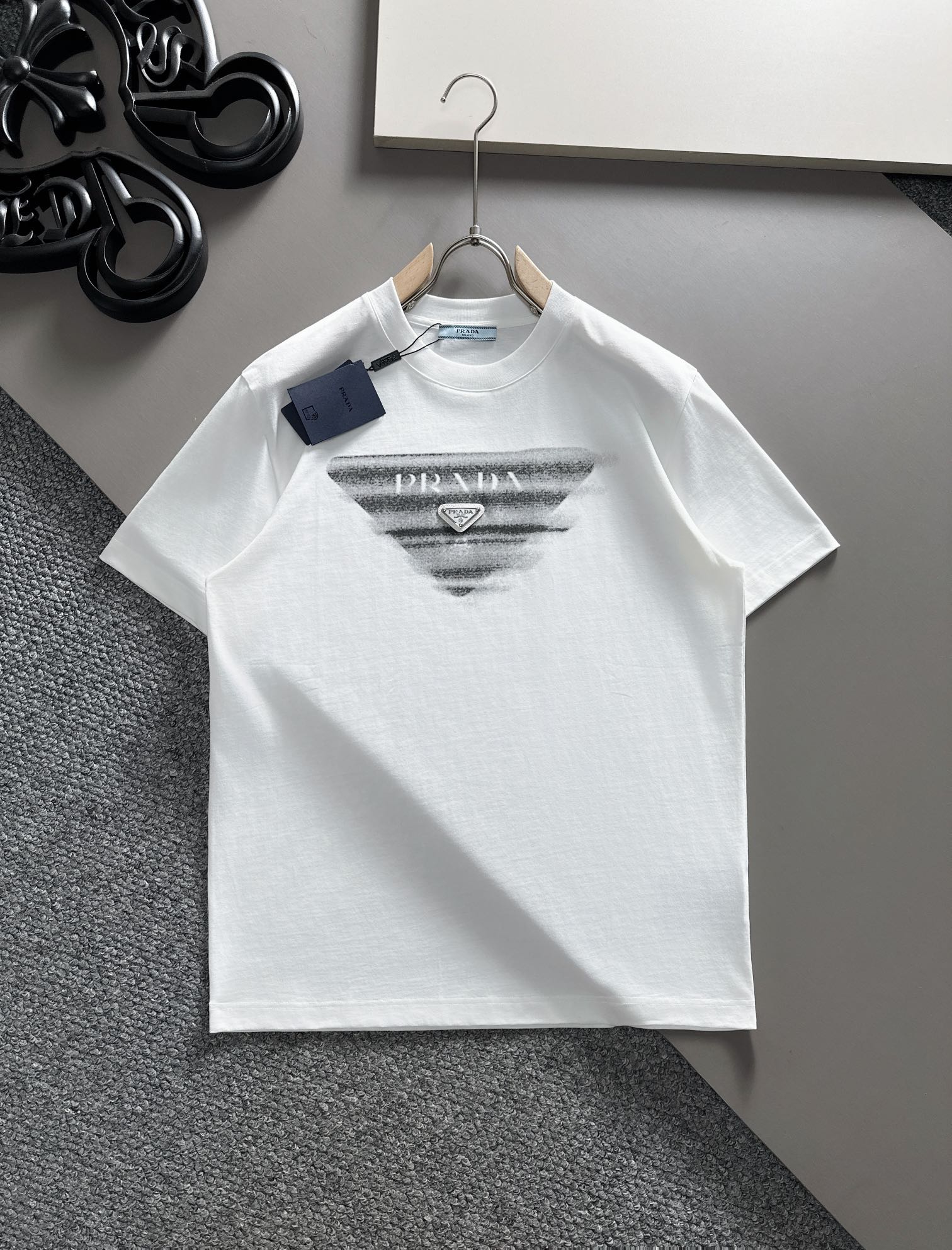 Pzedqe 普拉达 2024Ss最新款短袖T恤，原标 定制面料，手感柔软，穿着舒适，做工精细.上身效果无敌帅气， 码数 S-2xl