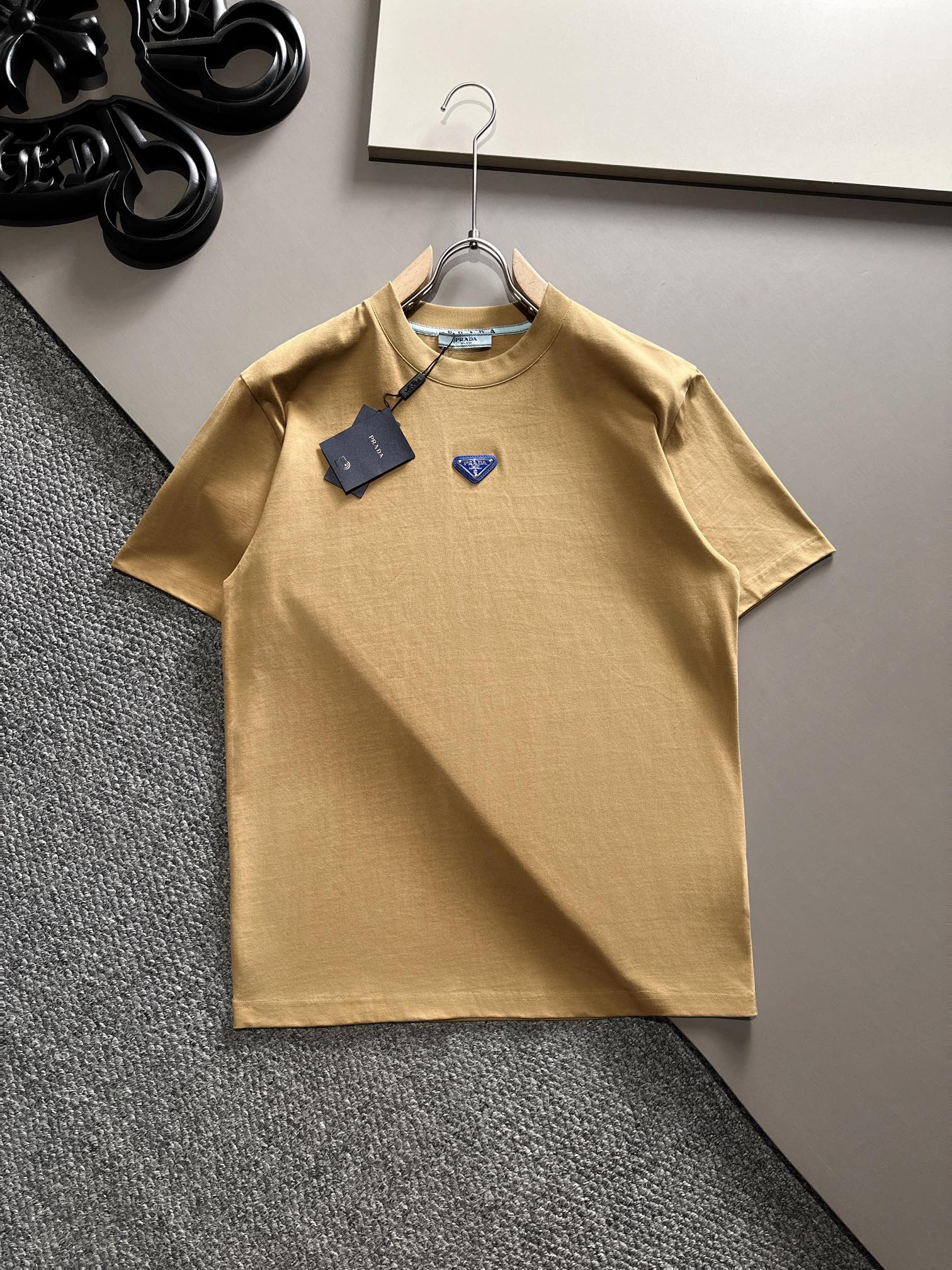 Pzedqe 普拉达 2024ss最新款短袖T恤，原标 定制面料，手感柔软，穿着舒适，做工精细.上身效果无敌帅气，四色 码数：S-2XL