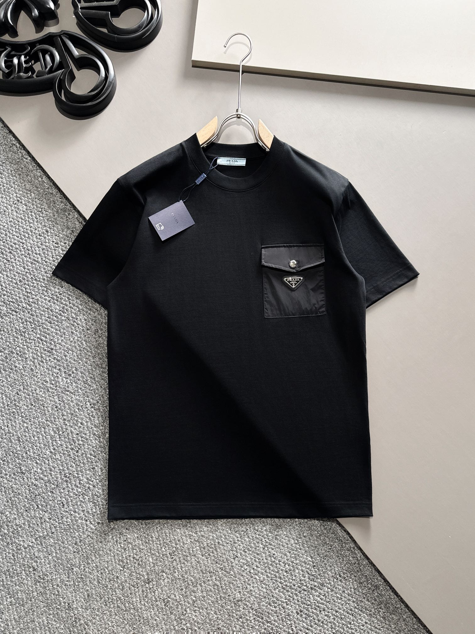 Pzedqe 普拉达 2024ss最新款短袖T恤，原标 定制面料，手感柔软，穿着舒适，做工精细.上身效果无敌帅气，码数：S-2XL
