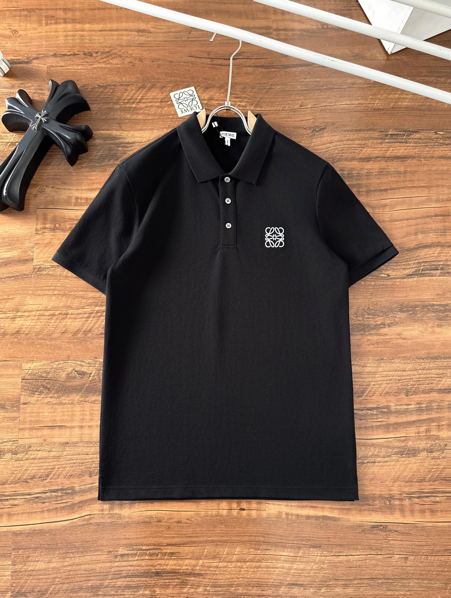 PYQ 【新品】SS春夏Lowe Anagram polo衫短袖T恤 \n\n休闲商务通吃款,经典的时髦感与时俱来,时刻以别样姿态引人注目.\n\nPiquet气孔珠地棉面料,堪称“会呼吸的面料”,工艺针织绗缝设计让手感极为顺滑细腻,无任何粗糙感,着身更为舒爽透气.\n\n刺绣Anagram蝴蝶状披针缝制,严谨细致不含糊,立体感十足,档次感及品质感可有目共睹……\n\n尺码：M/L/XL/XL/XL\n\nM肩宽胸围衣长袖长