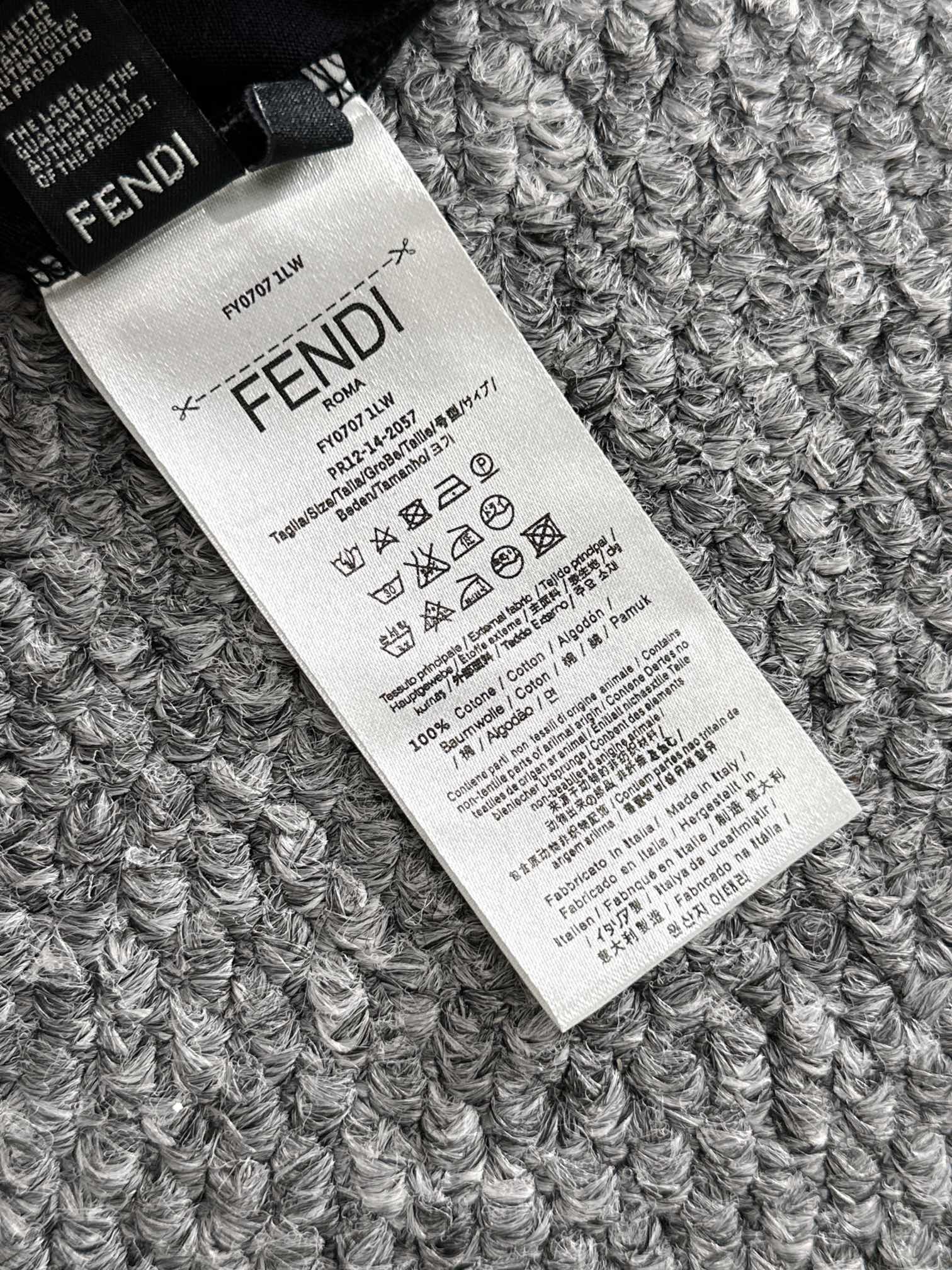  Fend*🆕 25/ss春夏新款棉质圆领短袖T恤 胸前牙刷绣工艺 优质纯棉面料定制 标准版型
男女同款