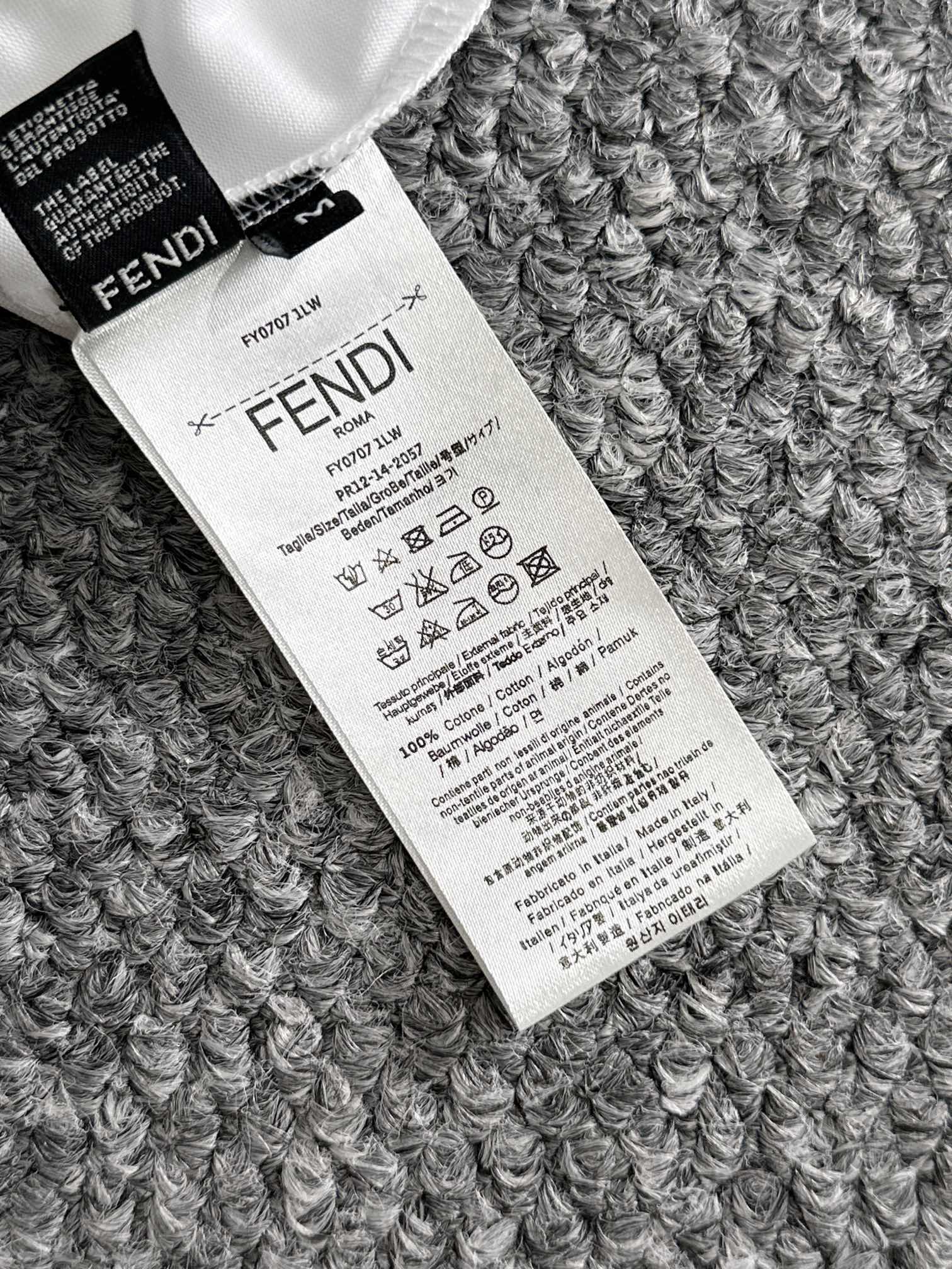  Fend*🆕 25/ss春夏新款棉质圆领短袖T恤 胸前牙刷绣工艺 优质纯棉面料定制 标准版型
男女同款