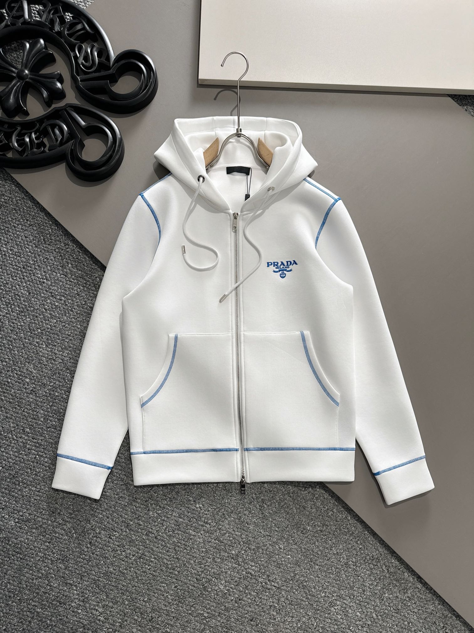 NO:509480,Prada 2025 Autumn and Winter latest hot sweatshirt jacket, selected fabric high-strength high-strength double-strand air-layer long-length cotton, super comfortable hand, logo selected fully imported environmentally friendly materials, super beautiful M-3XL, prada, hoodie, sweatshirts, jackets & coats, alexander wang19860909普拉达 2025秋冬最新爆款卫衣外套 面料精选高支高密双股空气层长绒棉 手感超级舒服 logo精选全进口环保材质 超级漂亮M-3XL,,prada,hoodie,sweatshirts,jackets & coats,alexander wang,Men's clothing