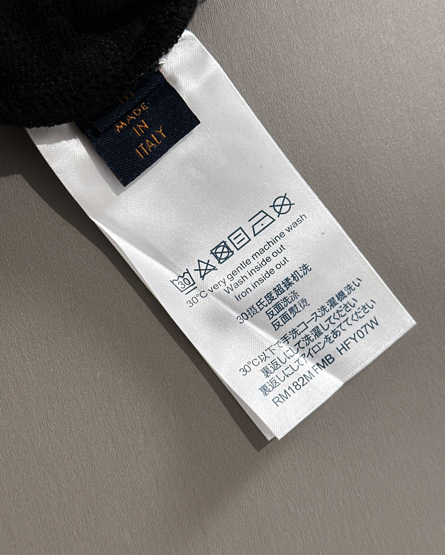   LV 秋冬新款专柜同款休闲套装，透气舒适休闲！高级感满满！细节精致高档，做工无可挑剔！原版高端面料很