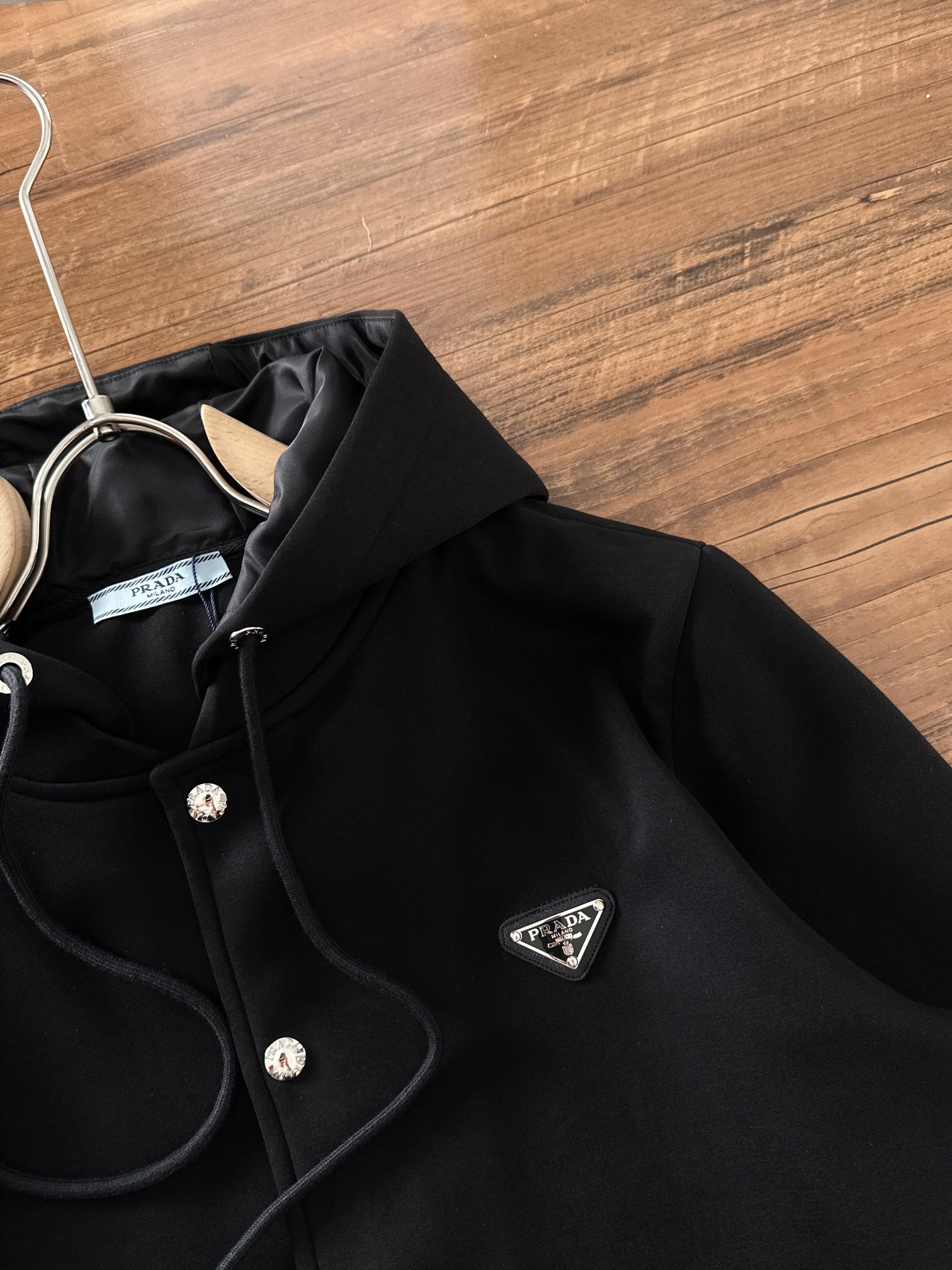 普拉达 25秋冬新款面料质感柔软细腻。经典立体拉链搭配阔腿直筒裤！一套上身高级帅气！原版定制配色拼接工艺