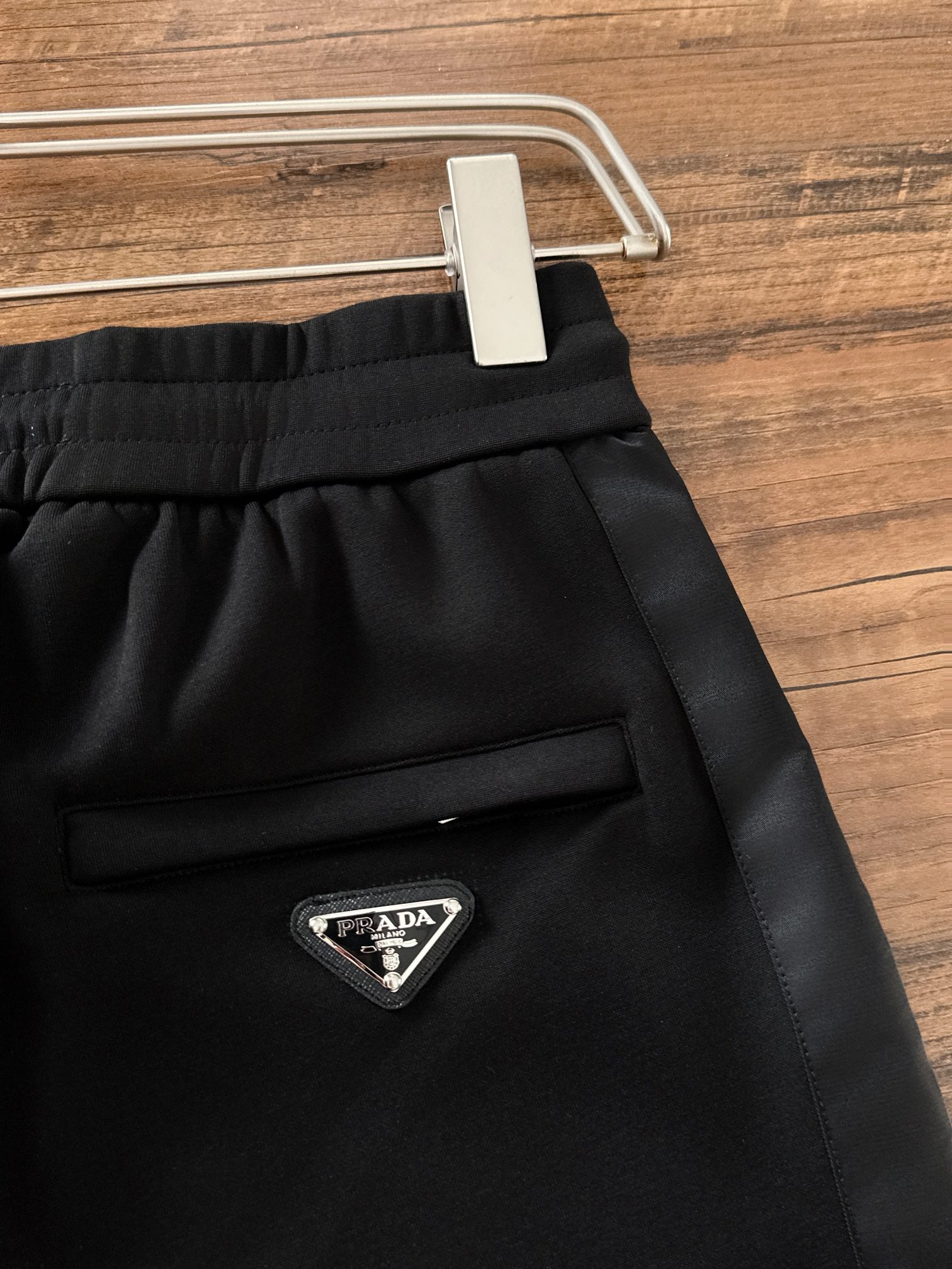 普拉达 25秋冬新款面料质感柔软细腻。经典立体拉链搭配阔腿直筒裤！一套上身高级帅气！原版定制配色拼接工艺