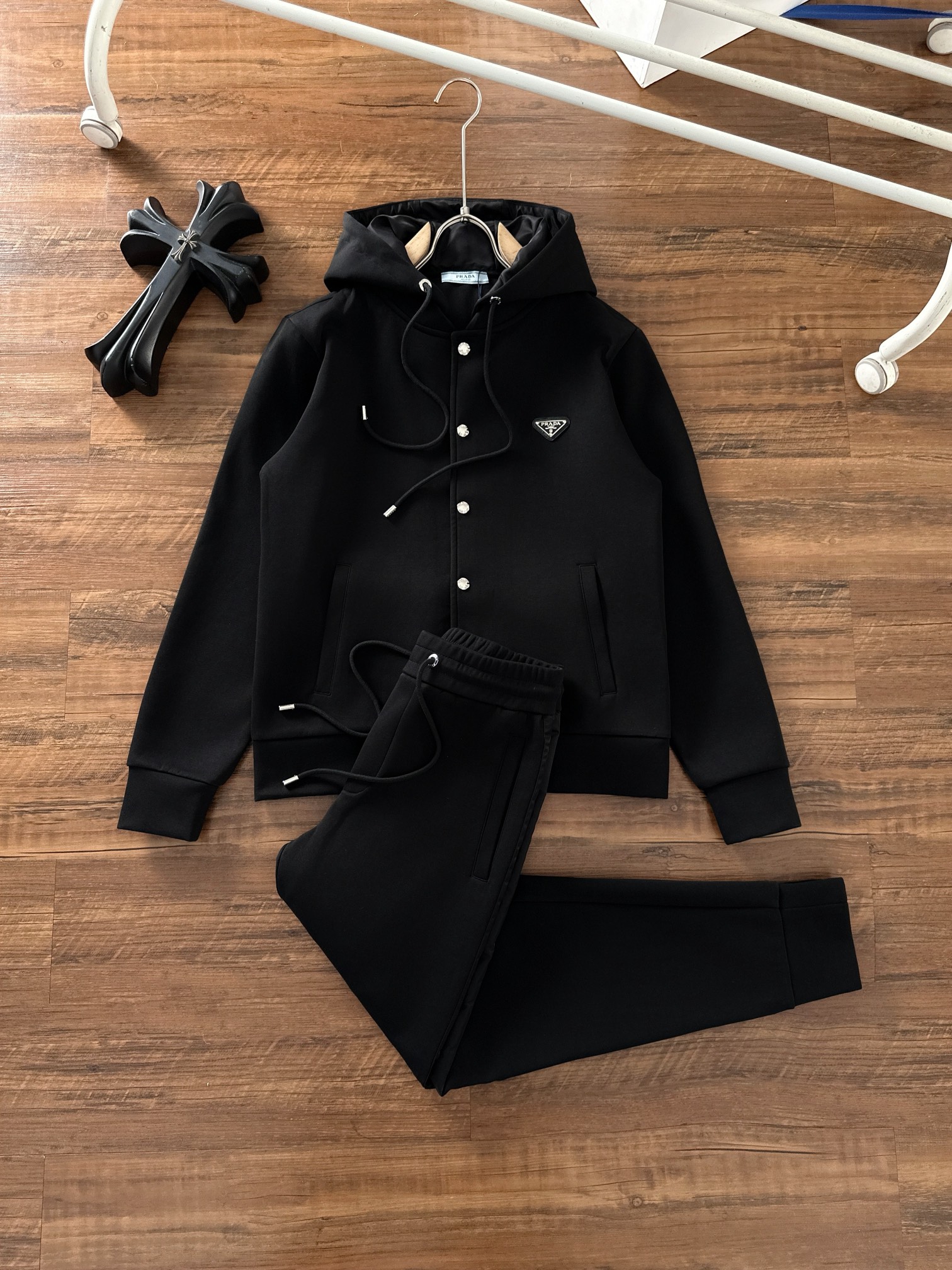 NO:644173,Prada's 25 new autumn and winter fabrics are soft and delicate in texture. The classic three-dimensional zipper is paired with wide-leg straight pants!  A set of high-end and handsome upper body!  The original customized color matching splicing process is low-key and luxurious. The color matching elements of the webbing on both sides present a relaxed and sporty feel. The ankle slit buttons add interesting changes to the look, and the handsome straight-leg pants type upper body is a super long-leg artifact!  Versatile and fashionable!  Original customized hardware accessories. Ready for grabs. Big orders coming!  Size M-3XL,,prada,alexander wang19860909普拉达 25秋冬新款面料质感柔软细腻.经典立体拉链搭配阔腿直筒裤！一套上身高级帅气！原版定制配色拼接工艺低调奢华.两侧织带拼色元素呈现张弛有度的运动感.踝部开叉纽拥为造型增添有趣的变化,帅气直筒裤型上身超级大长腿神器！百搭又时髦！原版定制五金配件.,现货开抢 大单子甩过来！码数M-3XL,,prada,alexander wang,Men's clothing