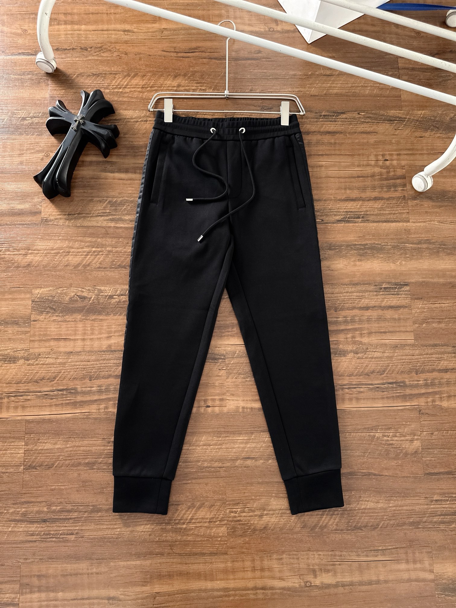 普拉达 25秋冬新款面料质感柔软细腻。经典立体拉链搭配阔腿直筒裤！一套上身高级帅气！原版定制配色拼接工艺