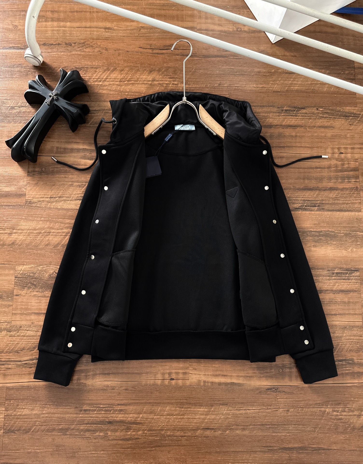 普拉达 25秋冬新款面料质感柔软细腻。经典立体拉链搭配阔腿直筒裤！一套上身高级帅气！原版定制配色拼接工艺