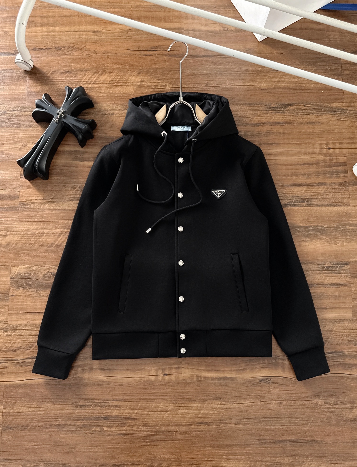 普拉达 25秋冬新款面料质感柔软细腻。经典立体拉链搭配阔腿直筒裤！一套上身高级帅气！原版定制配色拼接工艺