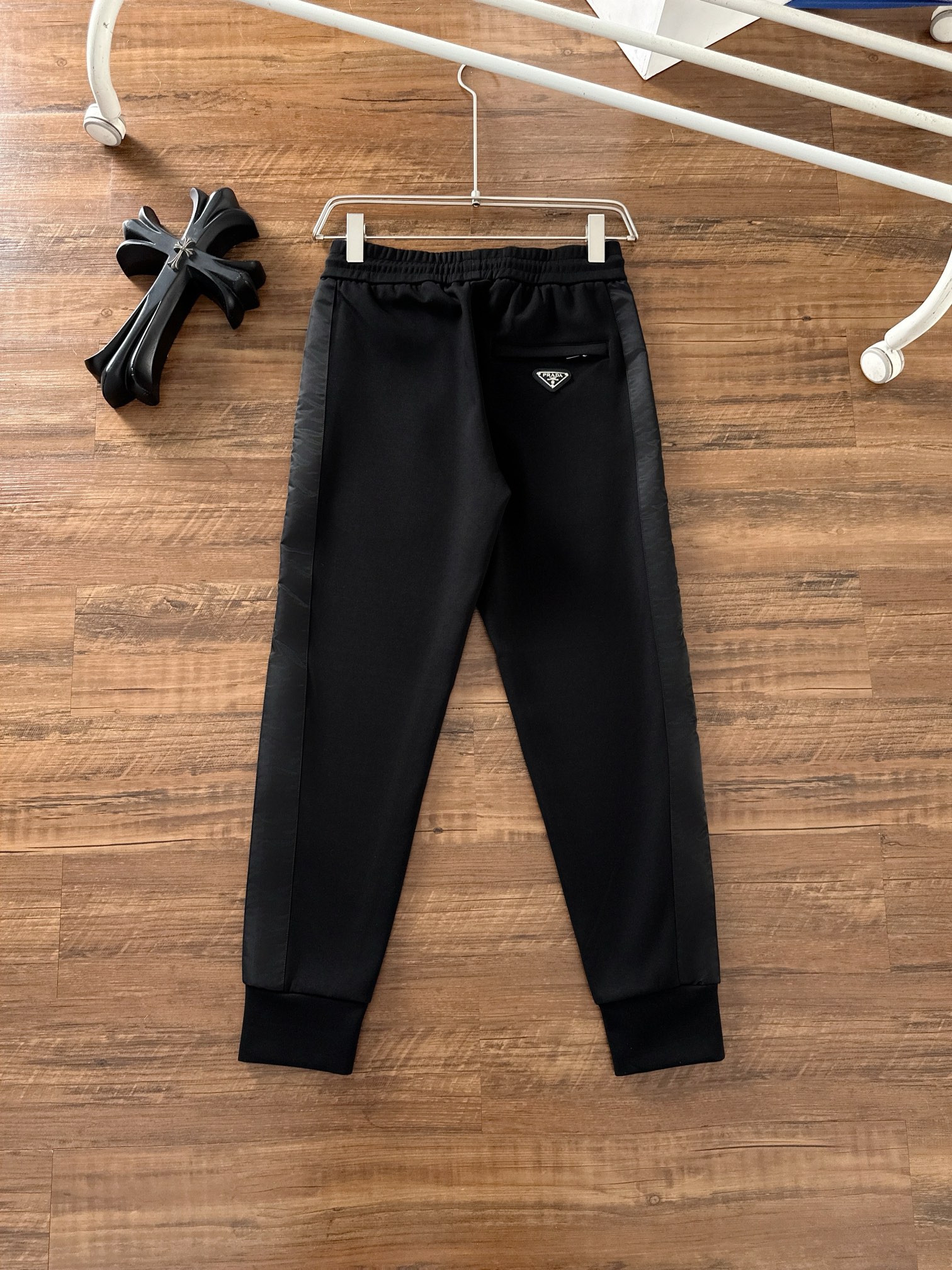 普拉达 25秋冬新款面料质感柔软细腻。经典立体拉链搭配阔腿直筒裤！一套上身高级帅气！原版定制配色拼接工艺