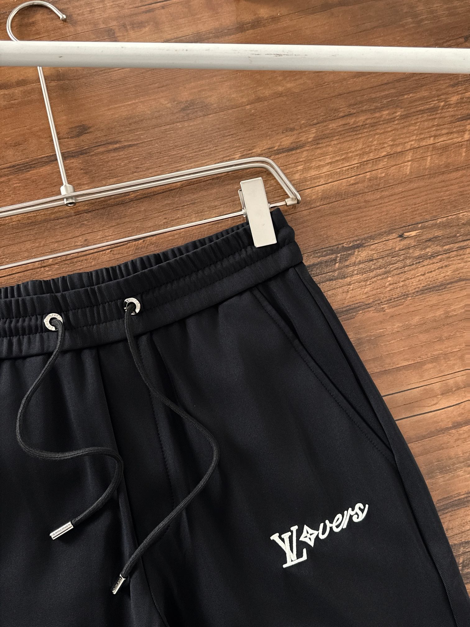 LV 2025秋冬最新休闲裤专柜1:1顶级复刻，全品相！潮人必备单品！懂货的老铁赶紧下手尺码.M-3XL