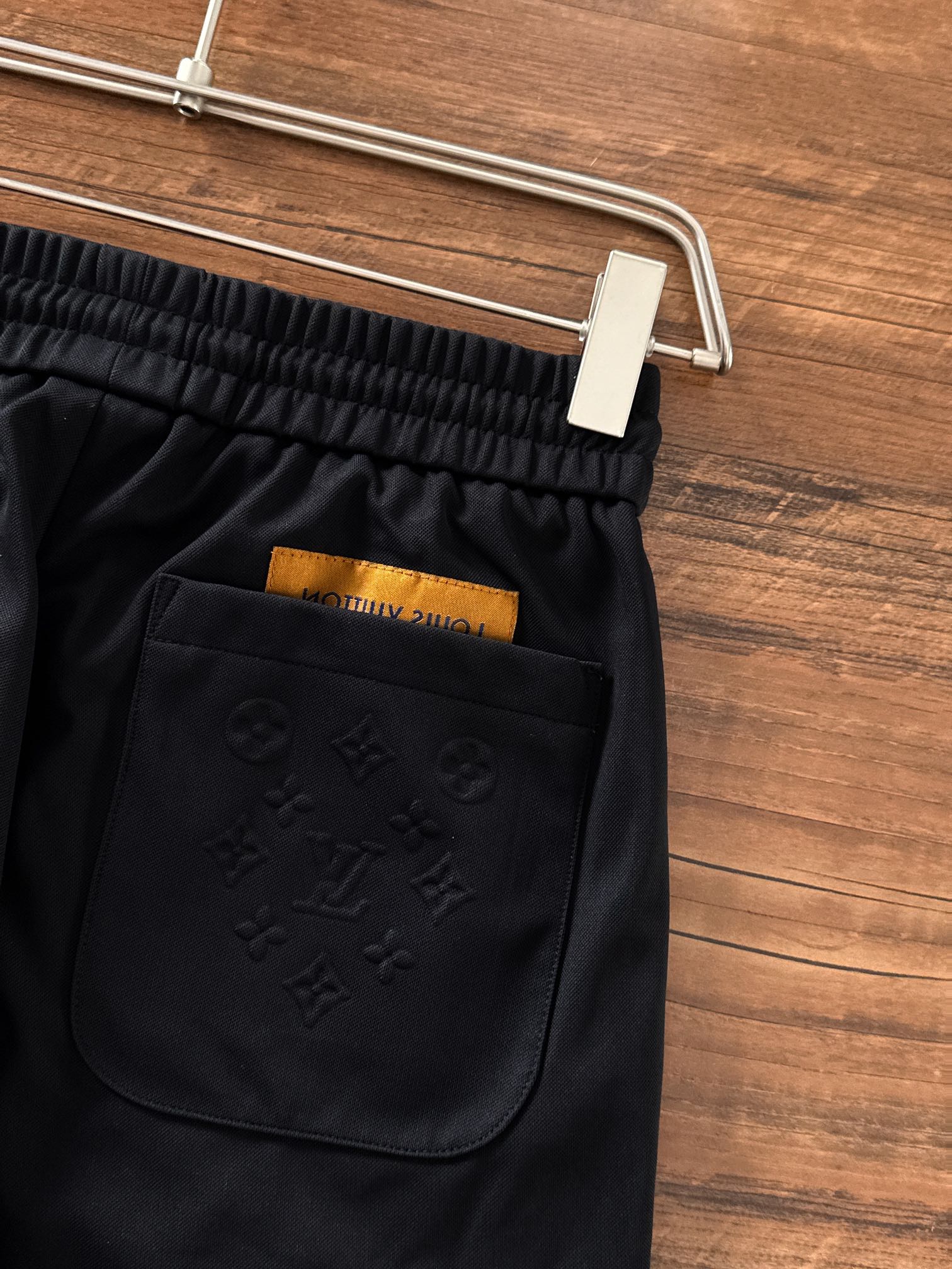 LV 2025秋冬最新休闲裤专柜1:1顶级复刻，全品相！潮人必备单品！懂货的老铁赶紧下手尺码.M-3XL