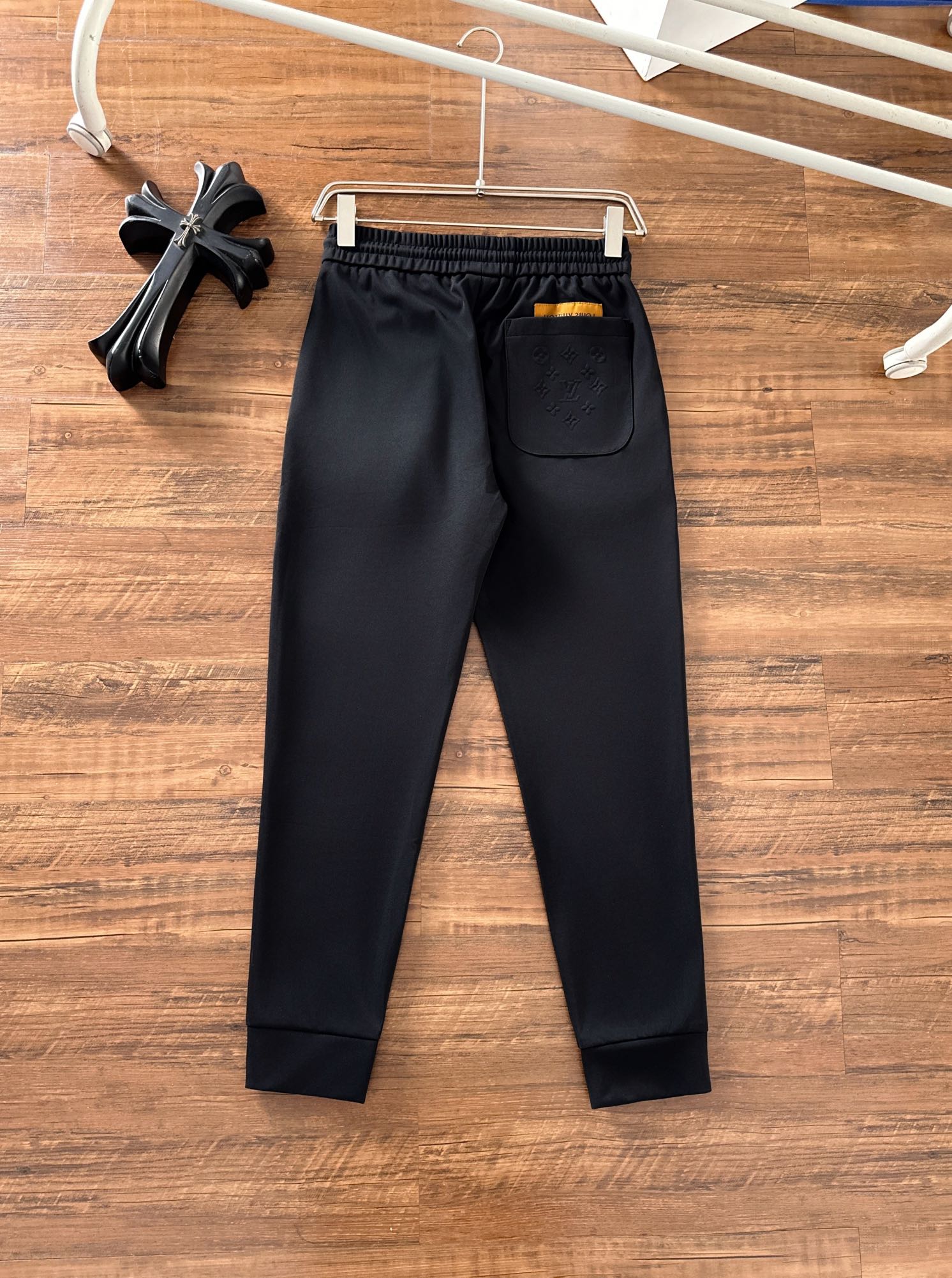 LV 2025秋冬最新休闲裤专柜1:1顶级复刻，全品相！潮人必备单品！懂货的老铁赶紧下手尺码.M-3XL