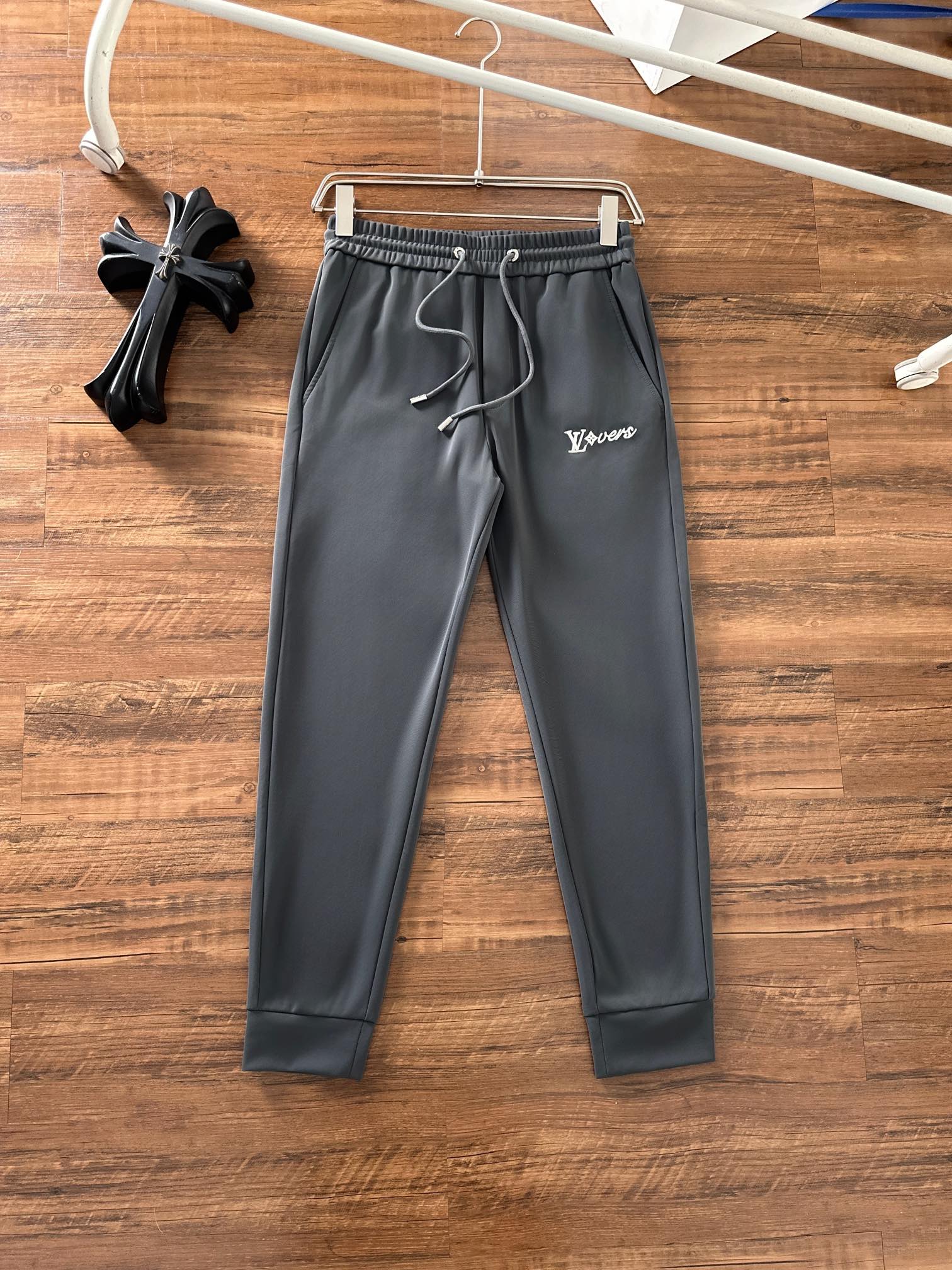 NO:136761,LV's latest casual pants counter 1:1 top replica, full quality!  A must-have item for trendy people!  Old iron who knows the goods quickly starts the size. M-3XL, louis vuitton, alexander wang19860909LV 最新休闲裤专柜1:1顶级复刻,全品相！潮人必备单品！懂货的老铁赶紧下手 尺码.M-3XL,,louis vuitton,alexander wang,Men's clothing