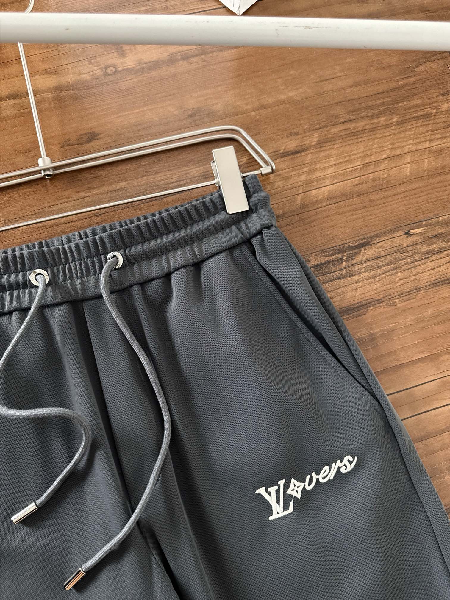 LV 2025秋冬最新休闲裤专柜1:1顶级复刻，全品相！潮人必备单品！懂货的老铁赶紧下手尺码.M-3XL