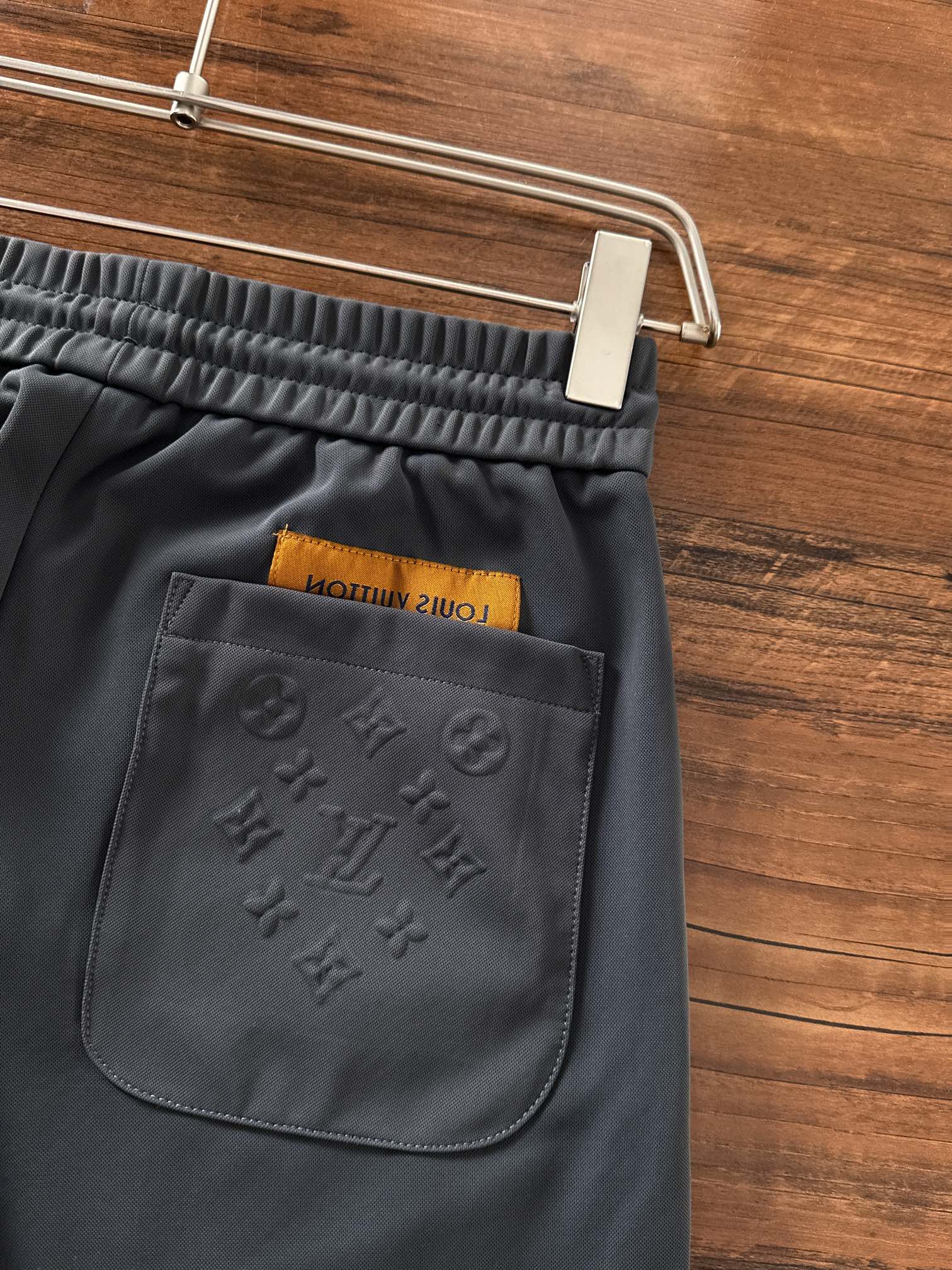 LV 2025秋冬最新休闲裤专柜1:1顶级复刻，全品相！潮人必备单品！懂货的老铁赶紧下手尺码.M-3XL