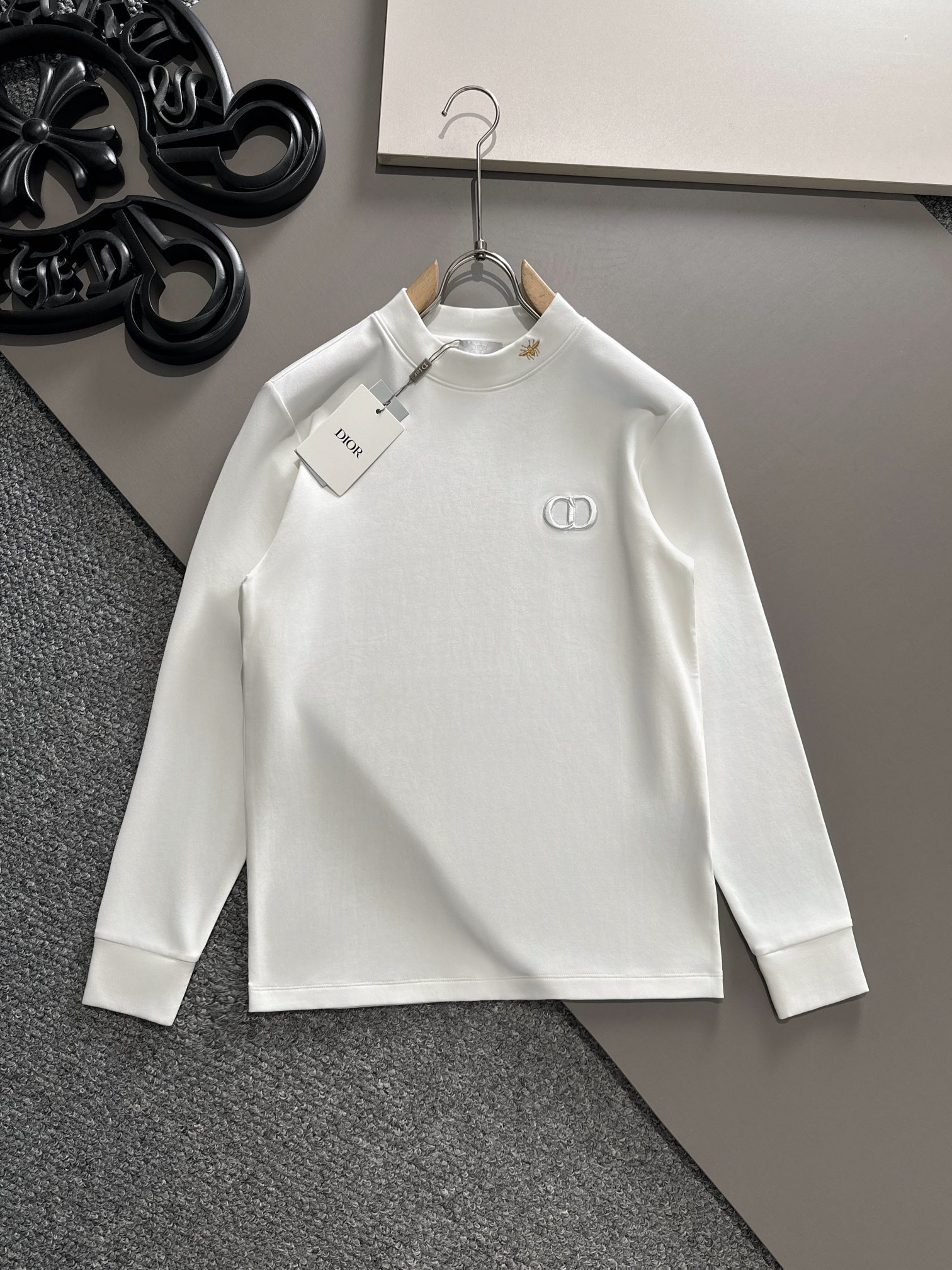 NO:537943,Dior 2025 autumn and winter counter new style, fashionable and casual base shirt, long-sleeved T-shirt, selected imported high-density double-sided cotton fabric, exquisite original logo, excellent comfort and breathability, excellent soft, wrinkle-resistant elasticity and drooping. Whether it is single or inner wear, it is very handsome, which conforms to the practical dressing habits of men, pursues luxury, noble and elegant style, and creates extraordinary men's taste. The visual effect is very good, the grade is extremely high, simple and fashionable, and a must-have choice for casual business!  S-XXL, dior,tees,t-shirt,alexander wang19860909迪奥 2025秋冬专柜新款 时尚休闲打底衫长袖T恤,精选进口高密度双面拉架棉面料,精致原版logo打造,舒适性与透气性兼优,柔软抗皱弹性和垂性极佳,无论是单穿或是内搭都是帅气十足,吻合了男性实用穿衣习惯,追求奢华高贵优雅风范,打造不凡男士品味,视觉效果非常赞,档次极高,简约时尚,休闲商务必备之选！ 码数S-XXL,,dior,tees，t-shirt,alexander wang,Men's clothing