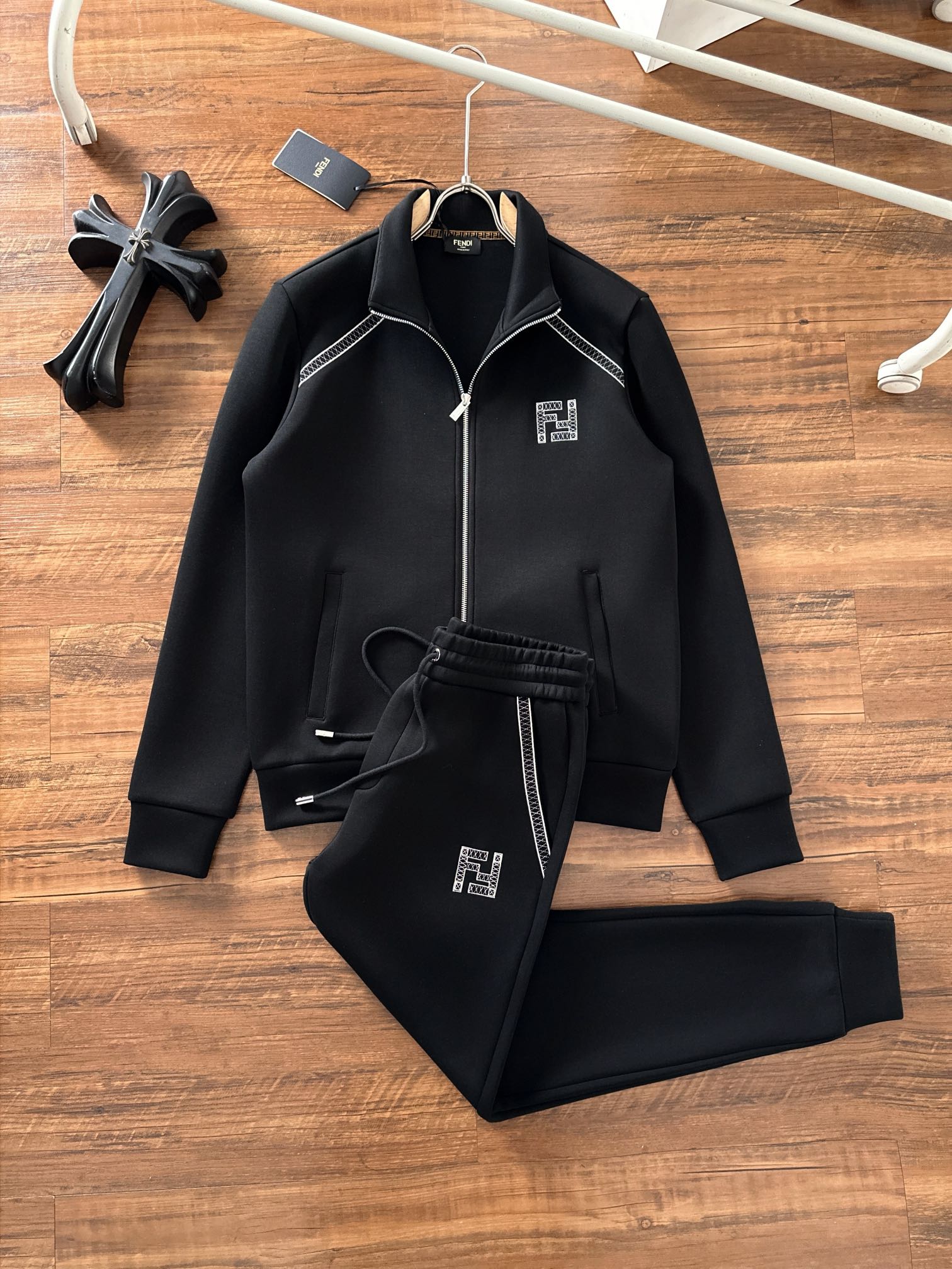 NO:644177,Fendi 2025 autumn and winter new counter casual suit, breathable, comfortable and casual!  Full of high-end feel!  The details are exquisite and high-end, and the workmanship is impeccable!  The original high-end fabric is very high-end!  The fabric is crisp, anti-wrinkle and wear-resistant, warm, neat and stylish. Everyone must buy a set this autumn and winter. They must look cool and cool when wearing it. This is a particularly recommended model from our store!  M-3XL,,fendi,alexander wang19860909芬迪 2025秋冬新款专柜同款休闲套装,透气舒适休闲！高级感满满！细节精致高档,做工无可挑剔！原版高端面料很显高级！面料挺括抗皱耐磨,保暖利落有型 这个秋冬每人必须入手一套 穿上必须是醉帅气的 咋们家特别推荐款！M-3XL,,fendi,alexander wang,Men's clothing