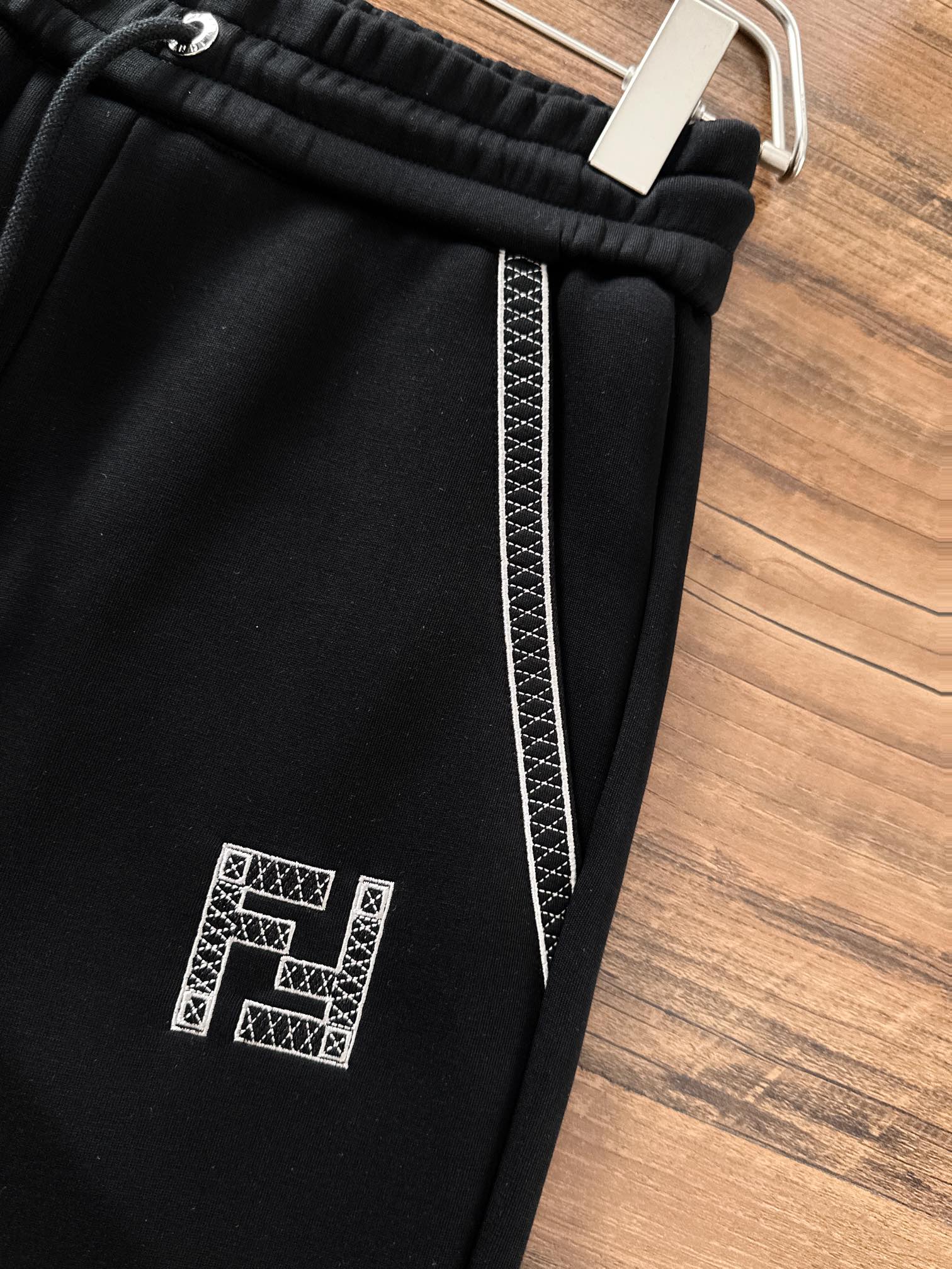 芬迪 2025秋冬新款专柜同款休闲套装，透气舒适休闲！高级感满满！细节精致高档，做工无可挑剔！原版高端面