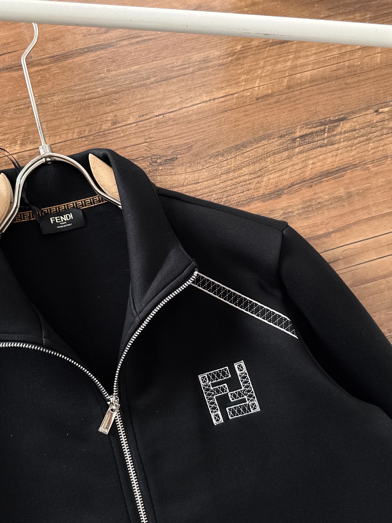 芬迪 2025秋冬新款专柜同款休闲套装，透气舒适休闲！高级感满满！细节精致高档，做工无可挑剔！原版高端面